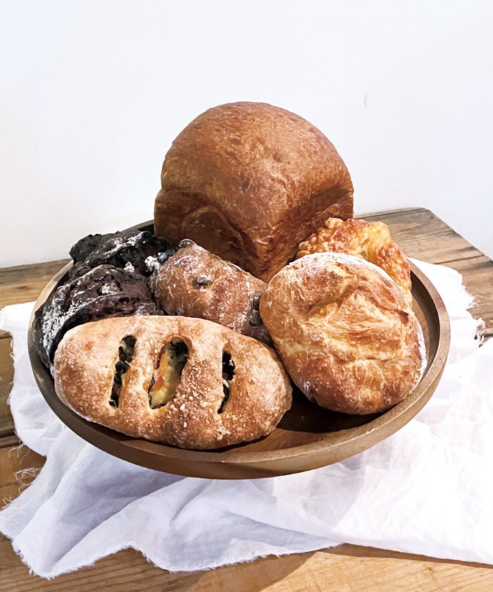 「siro」阪急限定ベーカリーセット (siro麹・レーズンカカオ 各2個、ブール・ノワレ・レーズンカカオ・オリーブフガス・チーズ丸　各1個) 2,901円