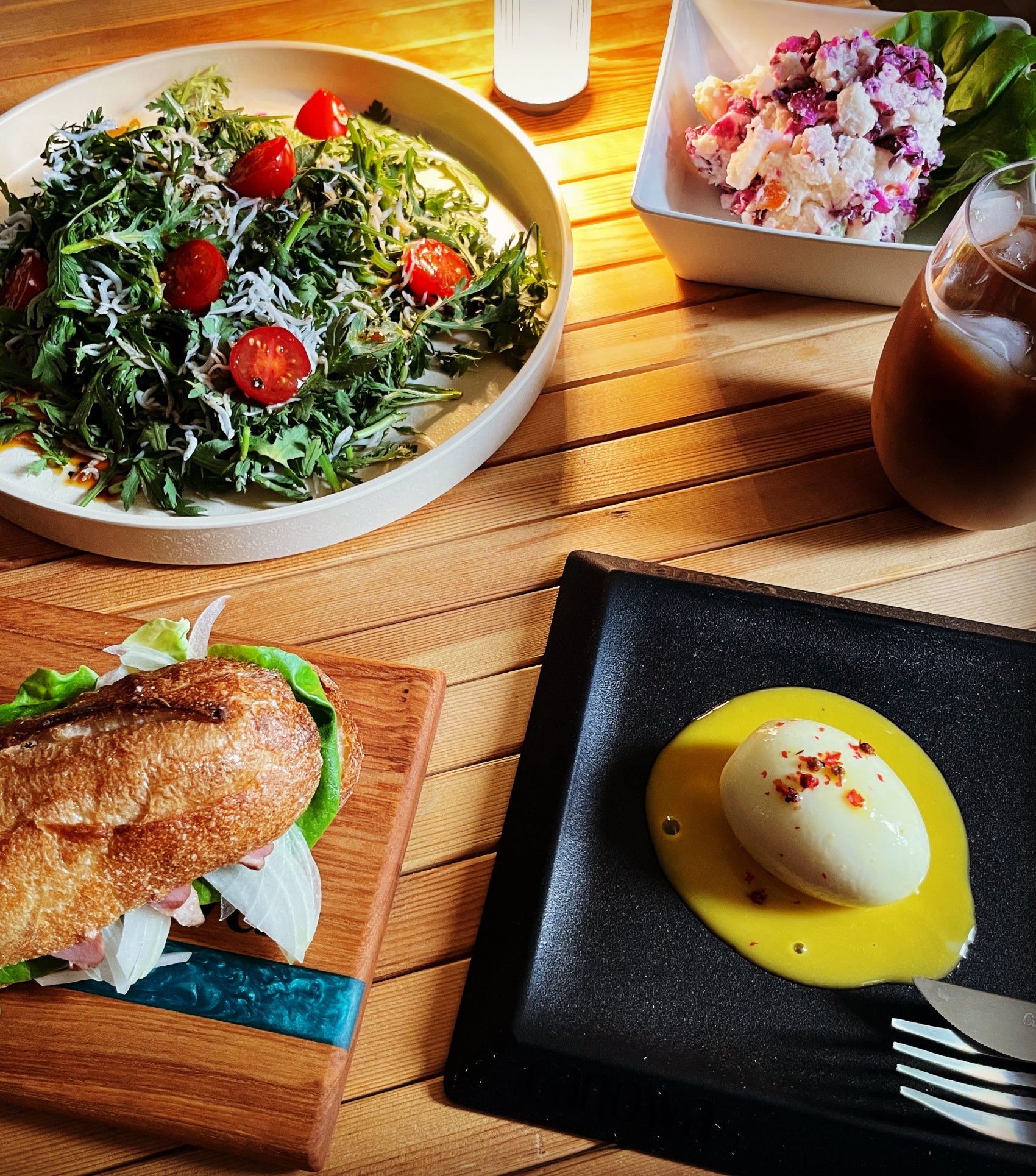 「canowa」スクエアリバーシブルプレート190 ブラック、ベージュ、クールグレイ 1,850円など　※料理はイメージ