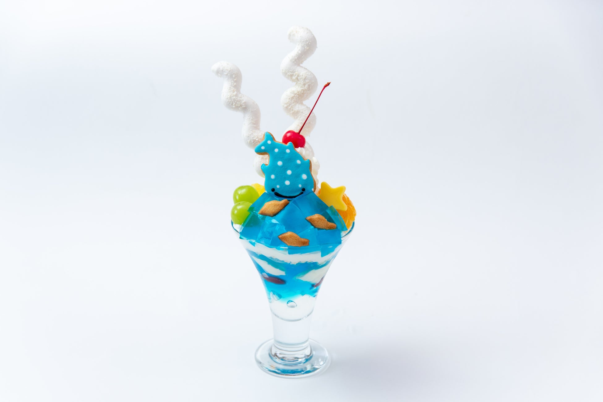海遊館監修 ジンベエザメのブルーパフェ単品 1,600円、ドリンクセット2,000円◎9階「丸福珈琲店」