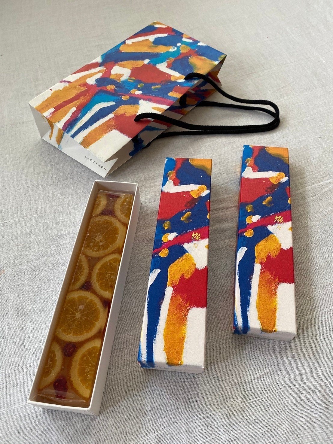 燦々（1箱）2,423円　マンゴー、アップル、アプリコット、パイナップル、レモン、オレンジ、クランベリーの7種のドライフルーツをモヒートリキュールでさっぱり仕上げた夏の羊羹。冷蔵庫で冷やすと、より一 層おいしくおいしく召し上がれます。