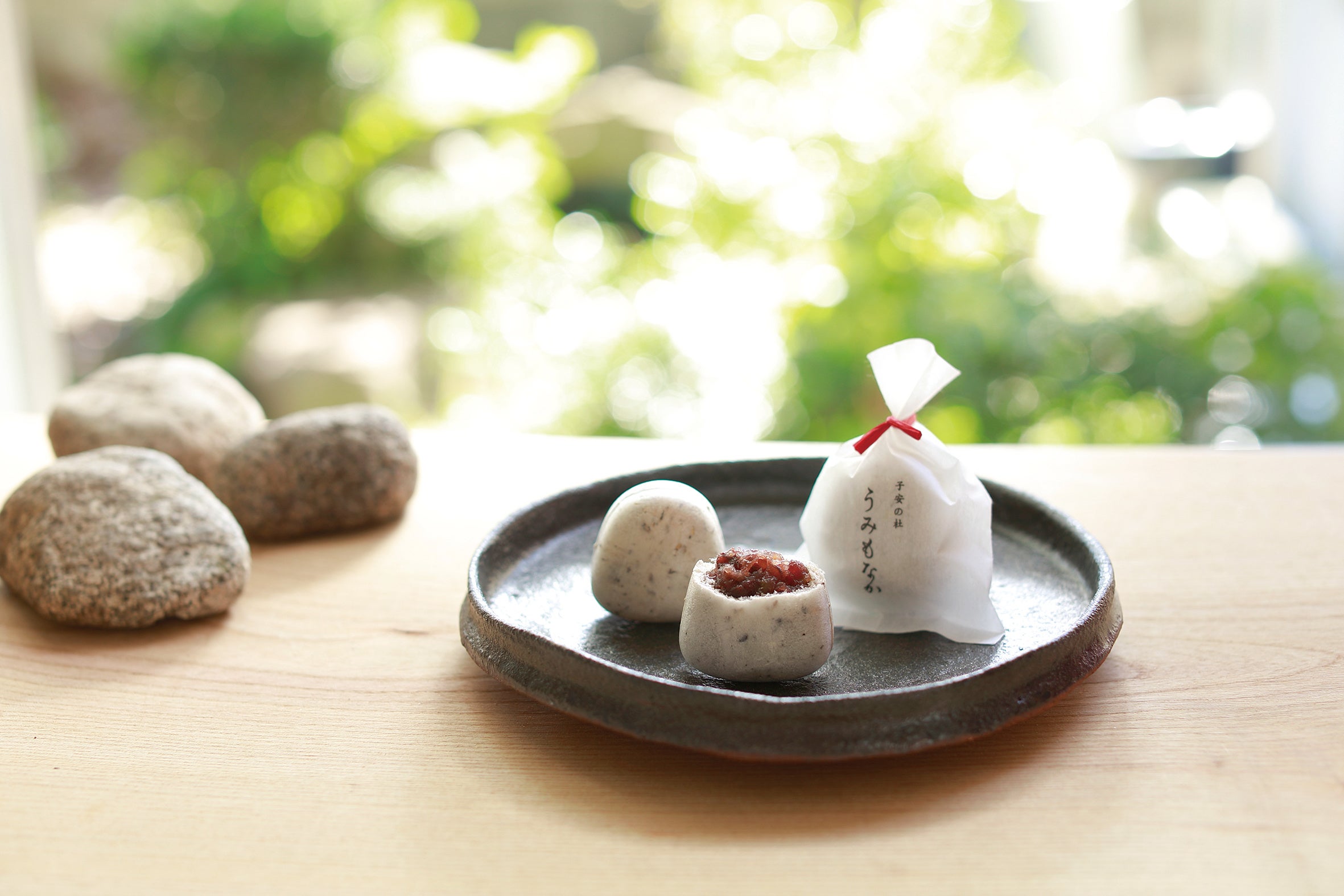 うみもなか(１個） 182円　職人がひとつひとつ真心込めて手作りした「季のせ」の看板商品。丁寧に炊いた厳選北海道産小豆に国産柚子を混ぜた爽やかな柚子餡を、石に見立てた胡麻最中に詰め込んで風味豊かに仕上げました。