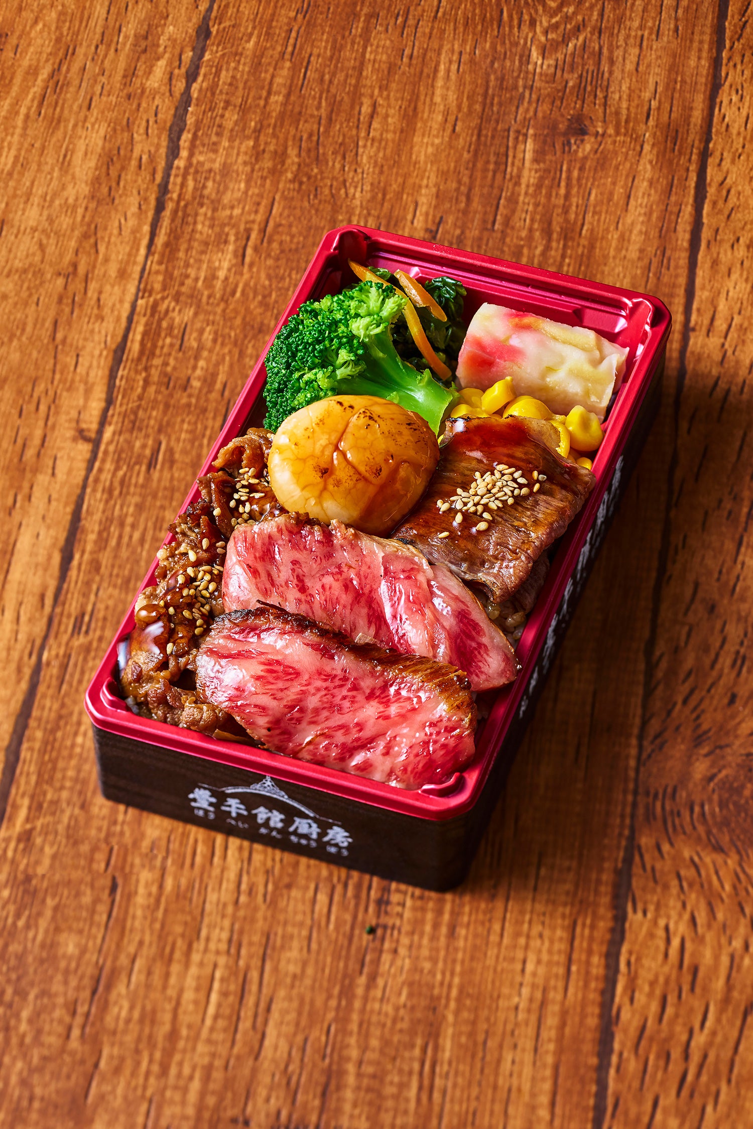 札幌「札幌豊平館厨房」 十勝和牛カルビ昆布熟成豪快ステーキ弁当 （1折）3,240円[各日限定200]◎催場