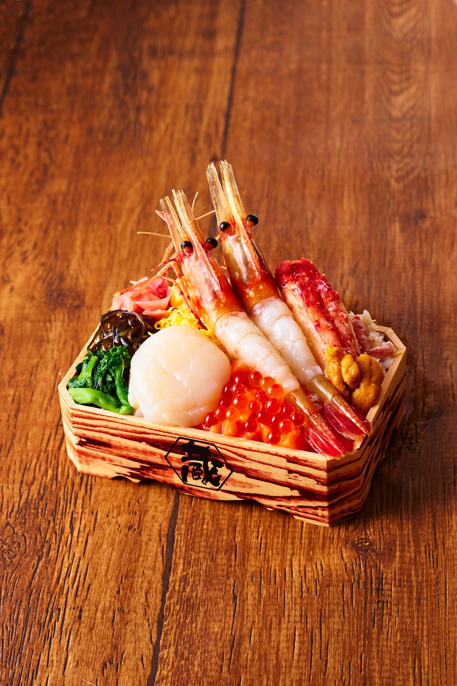 札幌「蔵」 特盛ボタン海老豪快弁当 （ボタンエビ・タラバガニ棒肉・ ズワイガニむき身・ホタテ・サーモン・ イクラ・ウニ、1折） 2,754円[各日限定200]◎催場