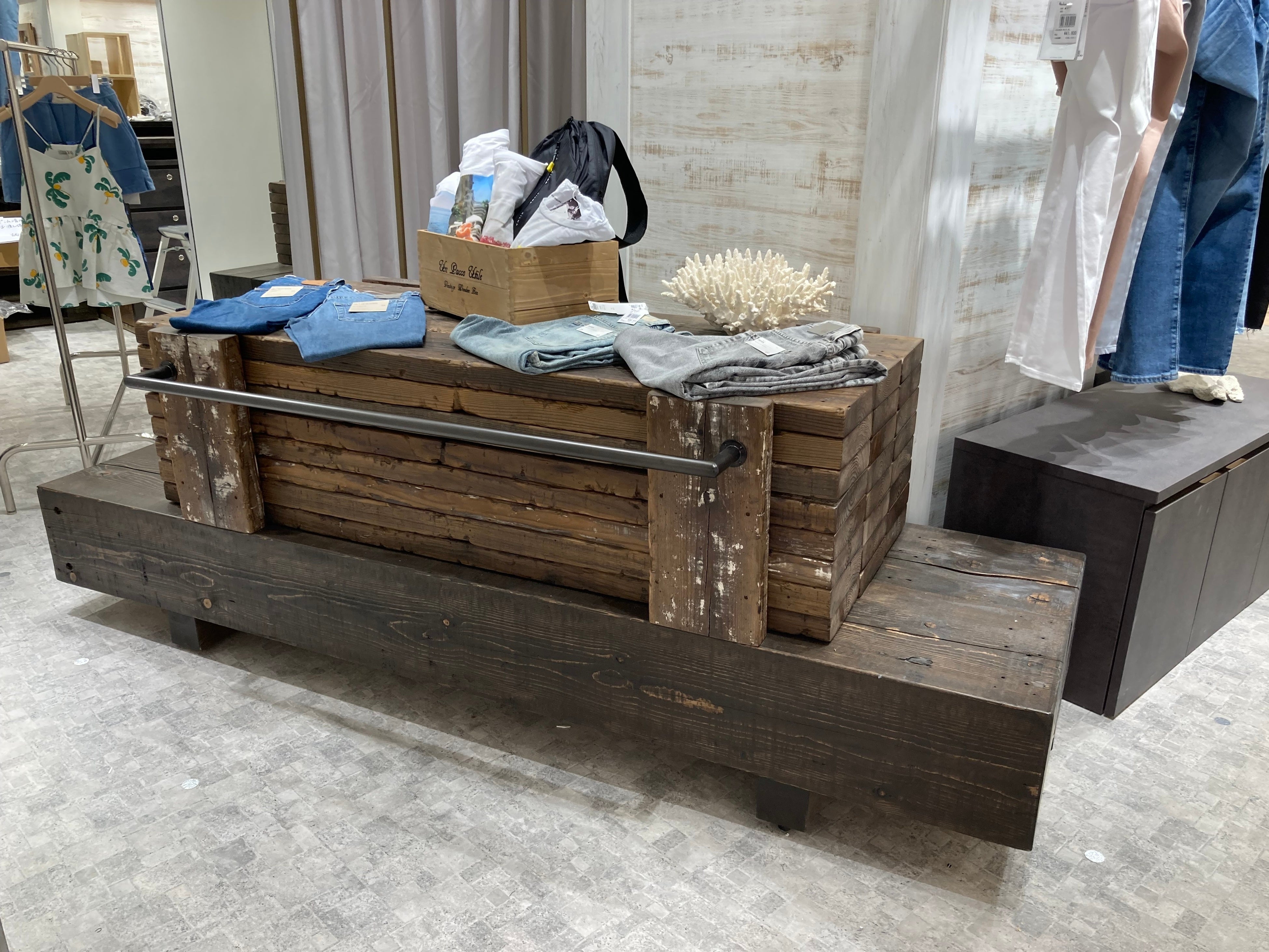 什器（本館6階「デニムセレクト」）