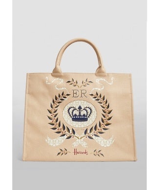 エリザベス二世女王陛下のプラチナジュビリーを記念して。  約高さ33(持ち手含まず)×幅41×マチ18cm 10,780円【限定260】