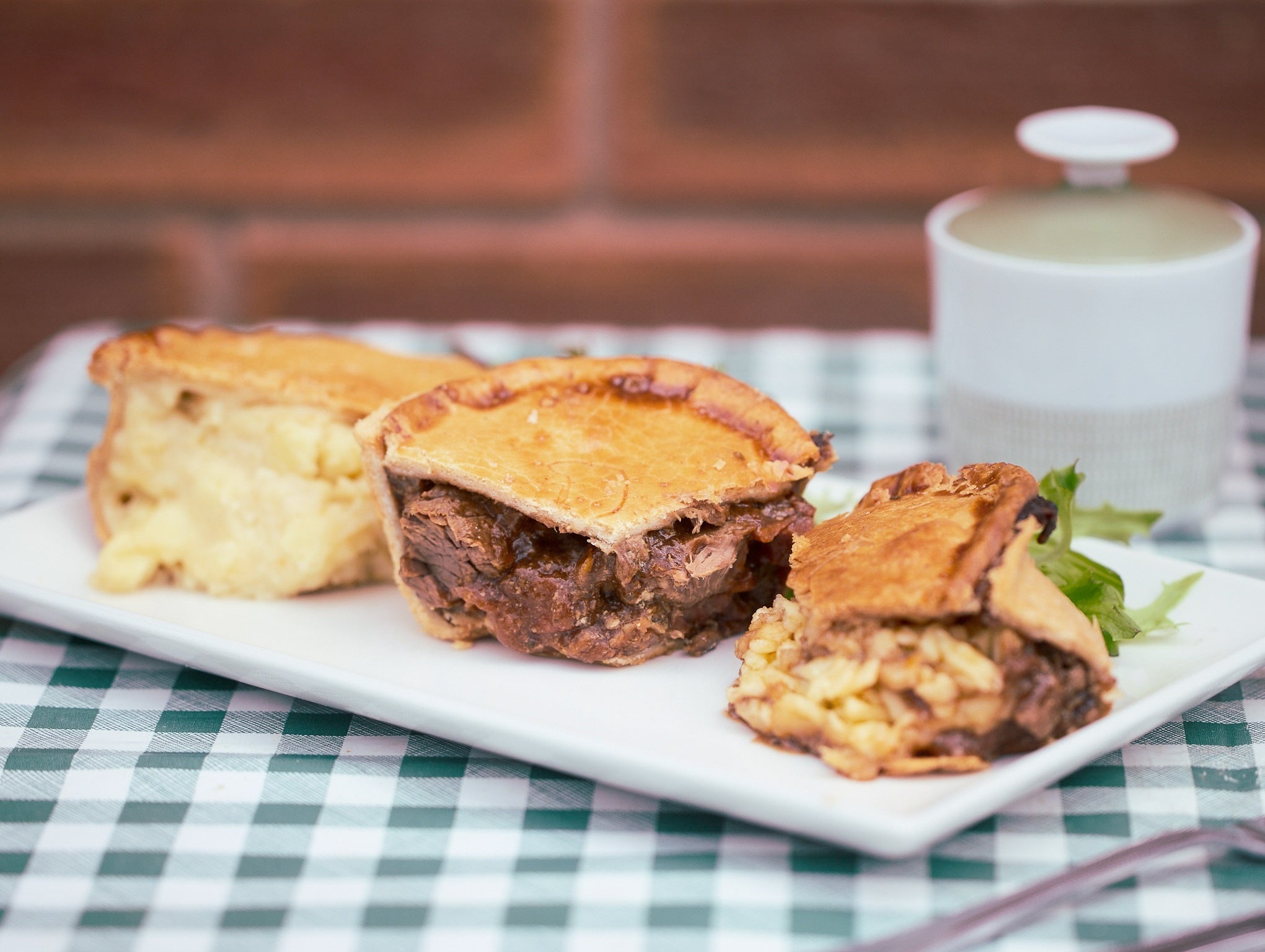 「ブロックレビーズ・パイ」スモールモー＆ブルー(牛肉とブルーチーズのパイ) 1個 837円 ◎9階 催場