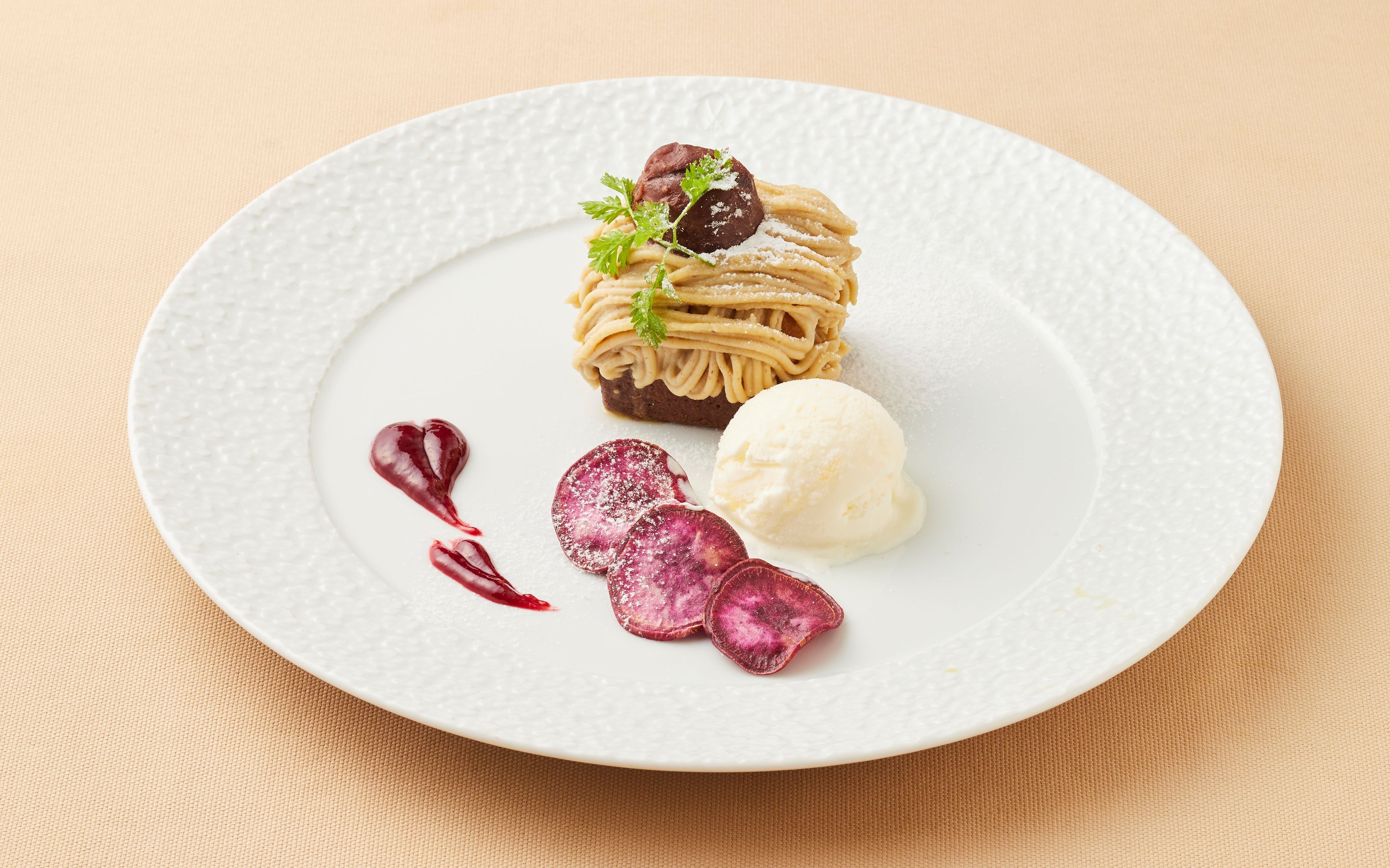 「マイセンカフェ」りんごと熊本県産和栗のモンブラン　ドリンクセット2,600円／単品1,950円