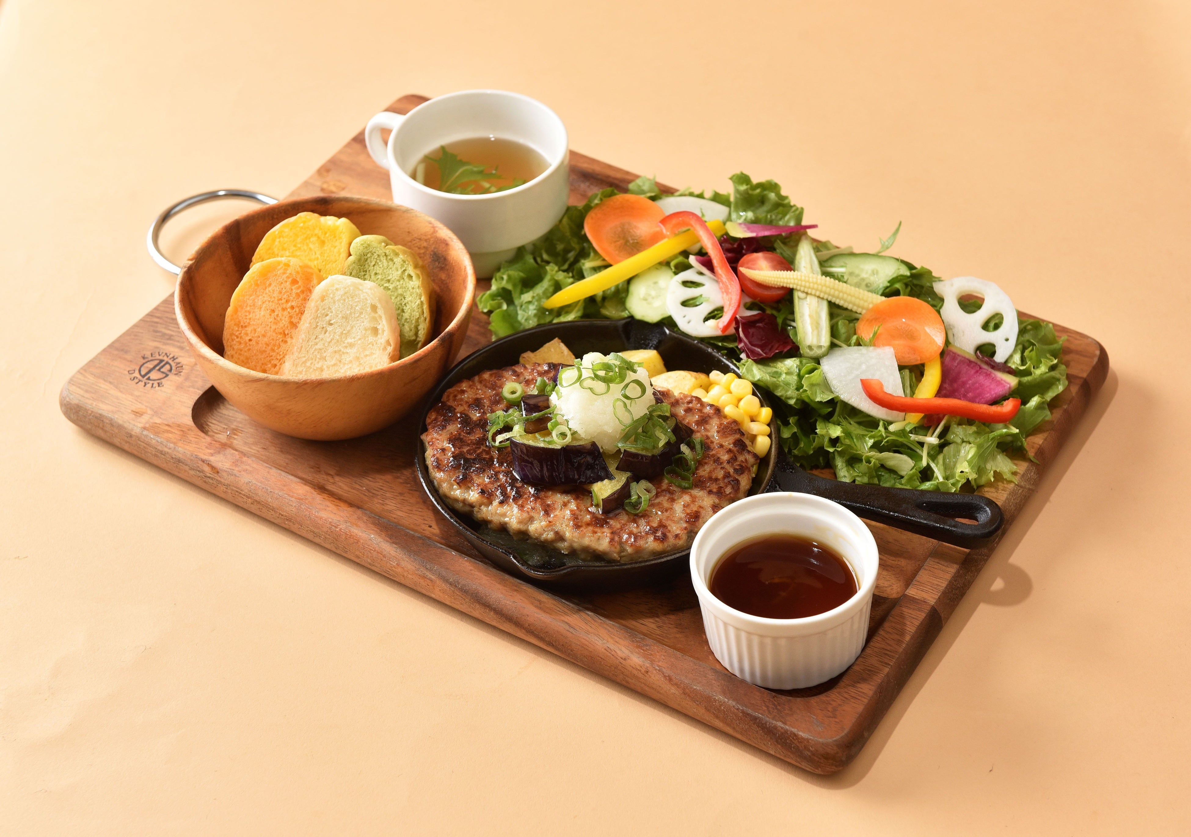 「おやさいガーデン TIERRA」ゆずポン酢ソースハンバーグ〜熊本県産なすと大根おろしを添えて〜※ディナー(午後5時から)はソフトドリンクがセット　ランチ1,880円／ディナー2,200円