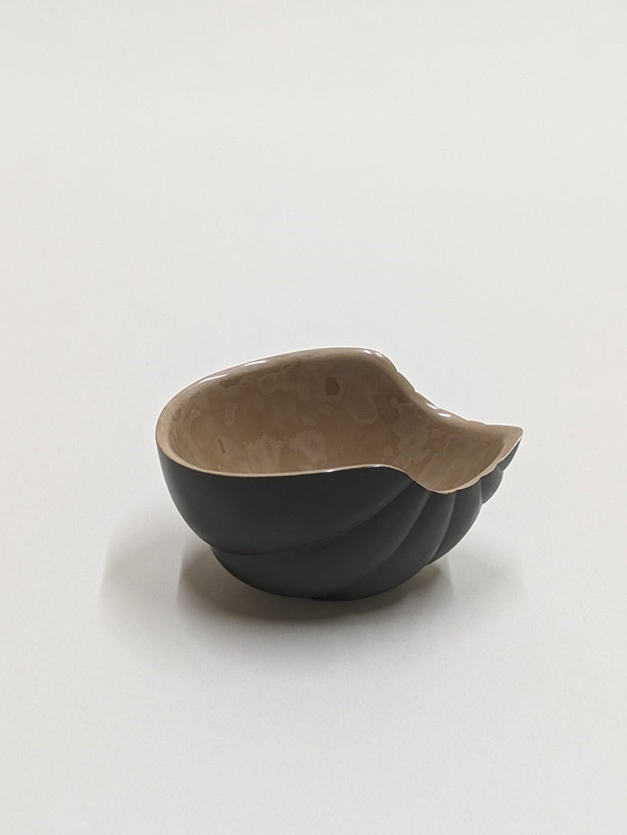 楠白漆貝形盃　幅8.3×奥行き4.9×高さ5.2㎝　55,000円