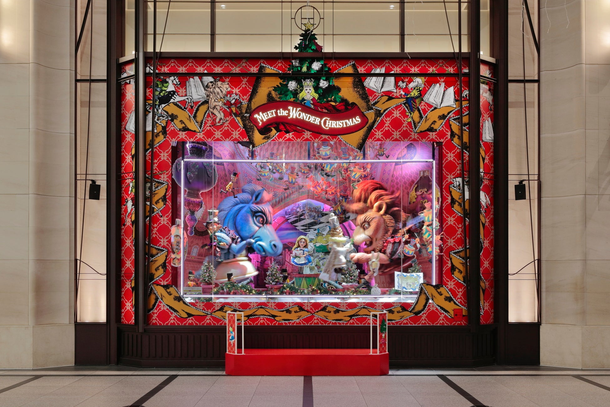 さらに印象的に!阪急うめだ本店のクリスマスウィンドーは「鏡の国のアリス」のマリオネット劇場 | 株式会社阪急阪神百貨店のプレスリリース