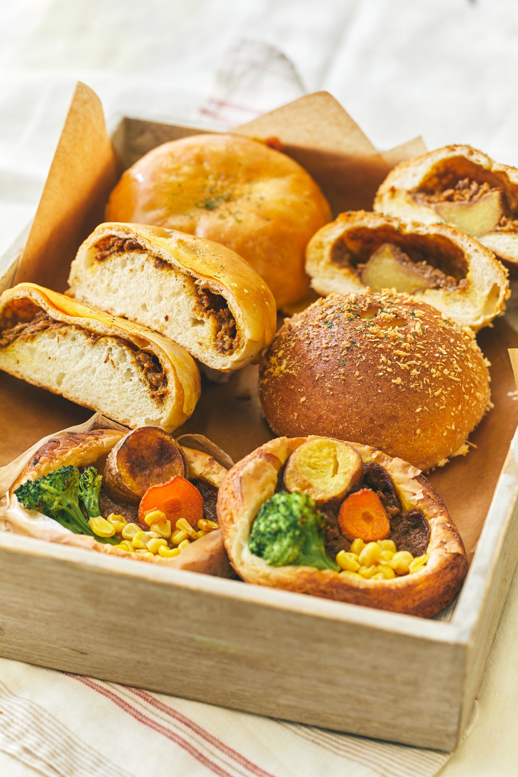 旭川「みんなの大ぱん」 左）3種のチーズ焼きカレーパン （1個）486円【各日限定300】 上）インカのめざめ焼きカレーパン （1個）378円【各日限定300】 下）焼きカレーデニッシュ （1個）486円【各日限定200】◎前半