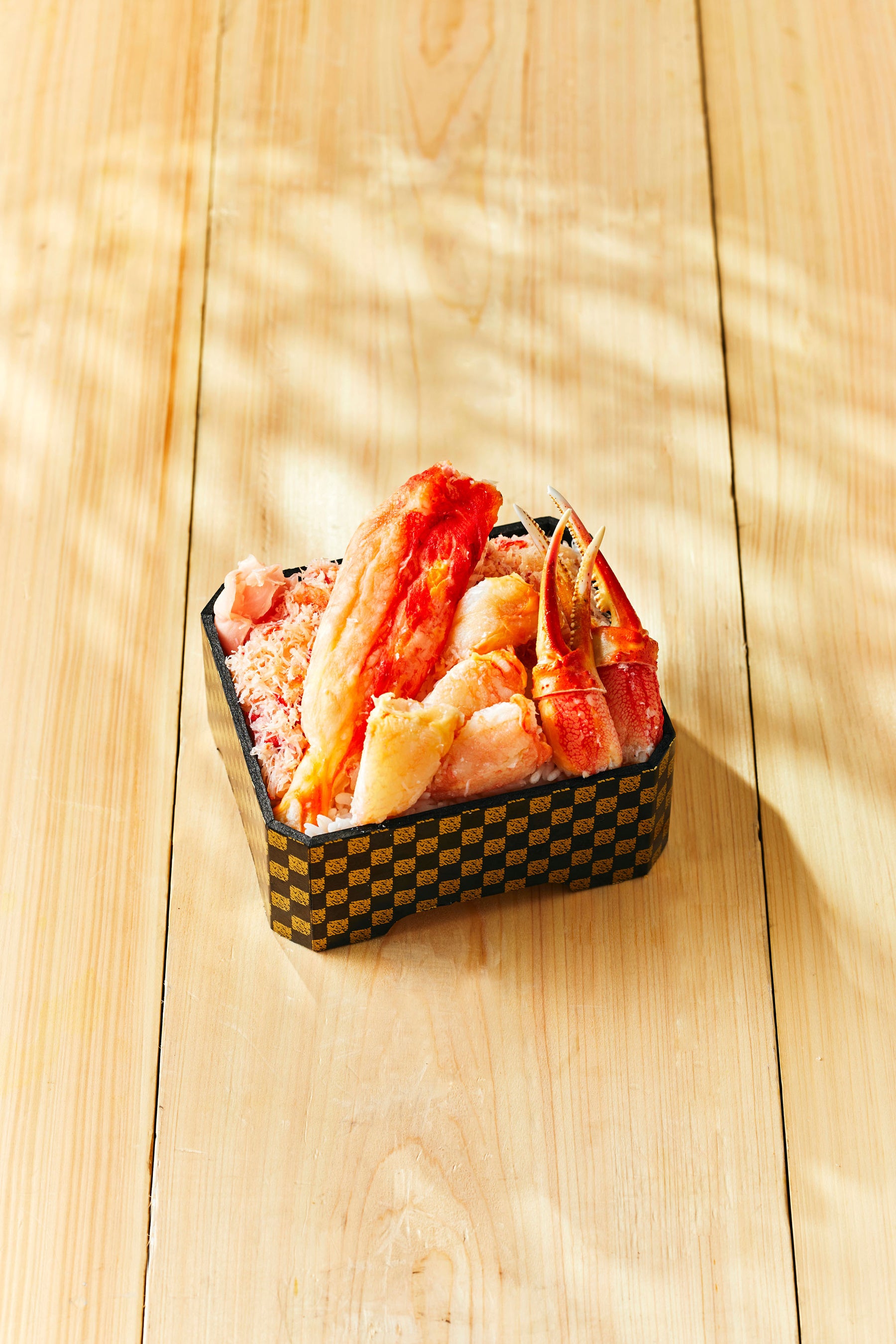 札幌「札幌蟹工船」 蟹爛漫弁当 （タラバガニ・ズワイガニ・丸ズワイガニ、1折）3,240円【各日限定100