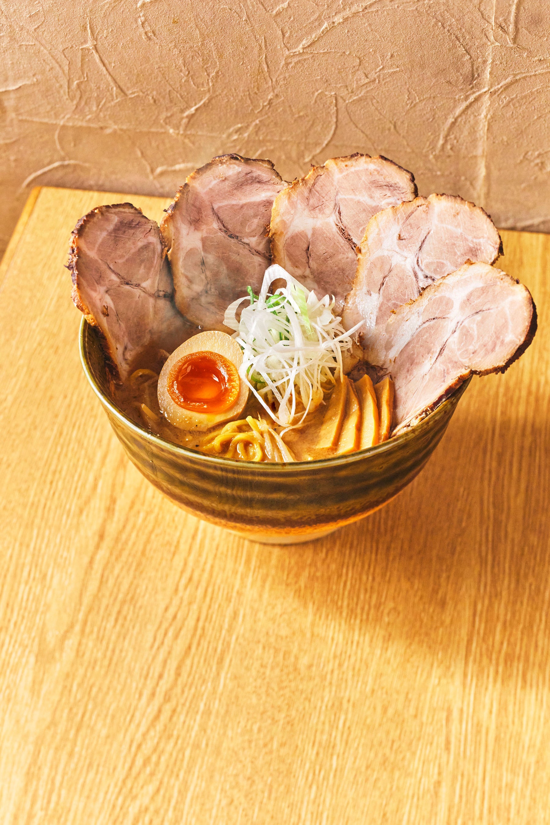 札幌「らーめん黒山」 チャーシュー味噌 （チャーシュー5枚付き、1人前） 1,430円【各日限定100】◎前半