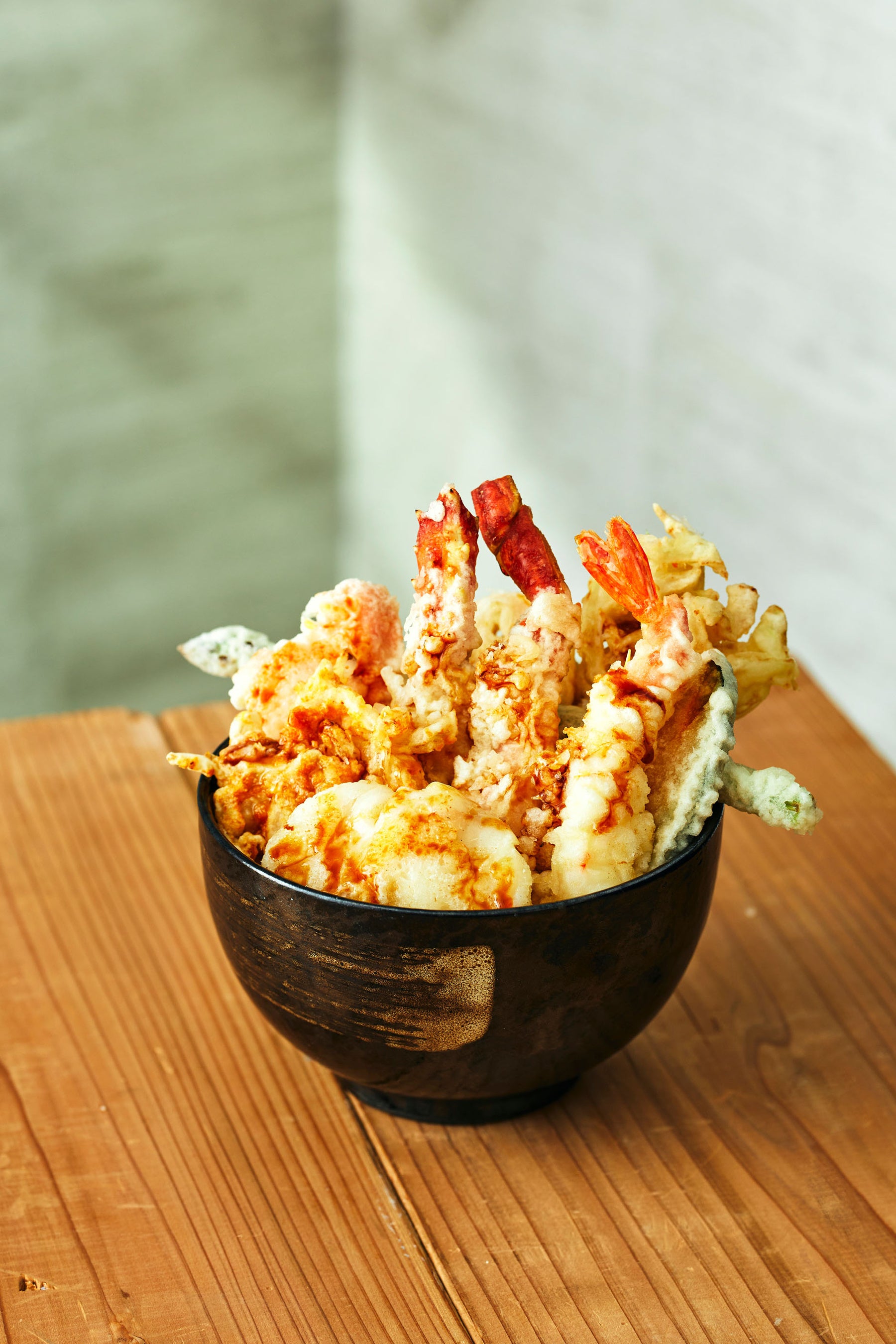 札幌「蔵」 海宝天丼（タラバガニ・ボタンエビ・ズワイガニ・ホタテ貝柱・サケ・ウニのかき揚げ・アスパラ・かぼちゃ・しいたけ・レンコン、1人前） 3,300円【各日限定100】◎後半