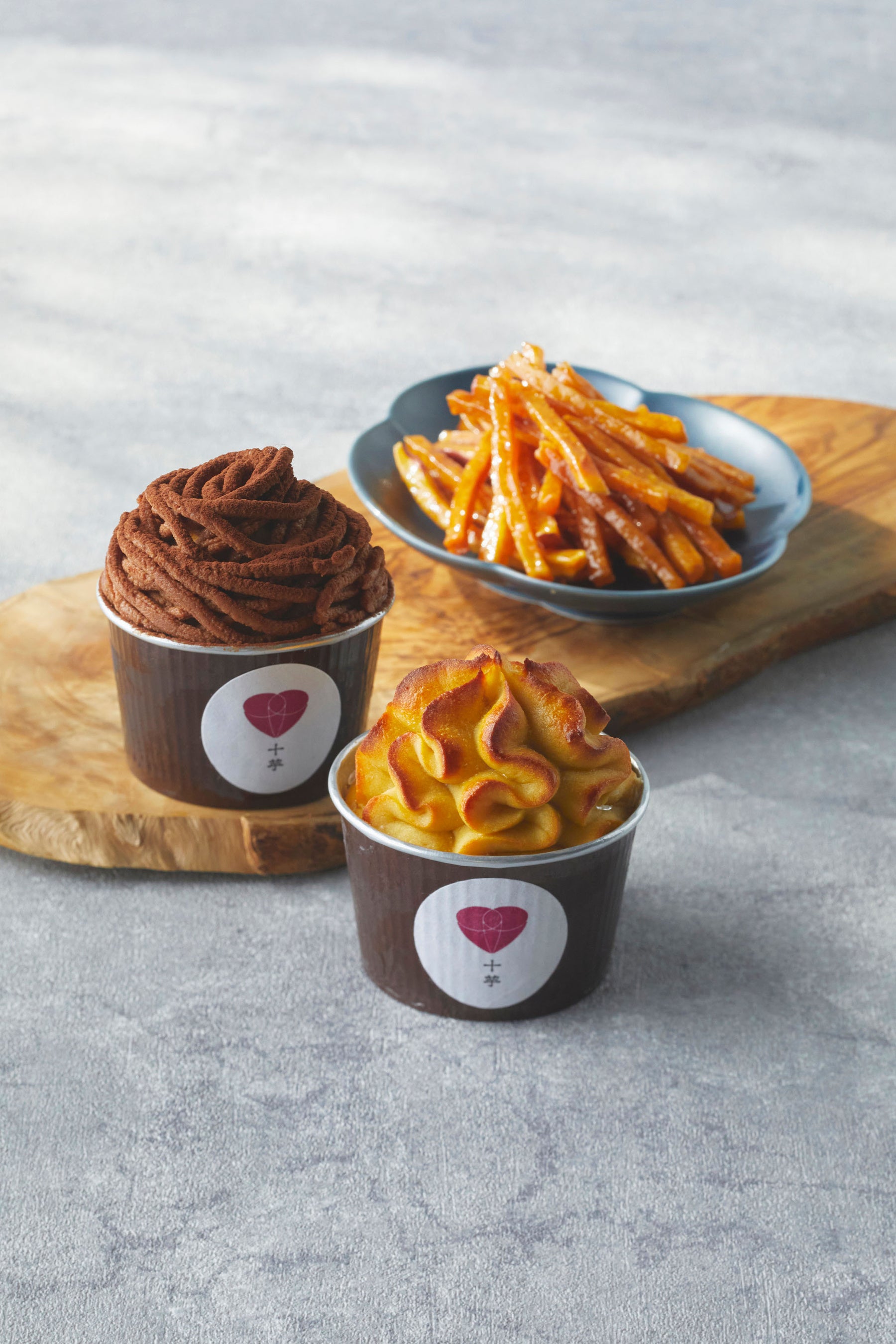 帯広「さつまいも菓子専門店 十芋」 上）十芋けんぴ（蜜、80g）540円 中）チョコモンブランスイートポテト（1個）501円 【各日限定10】 下）焼き立て十勝スイートポテト（1個）481円