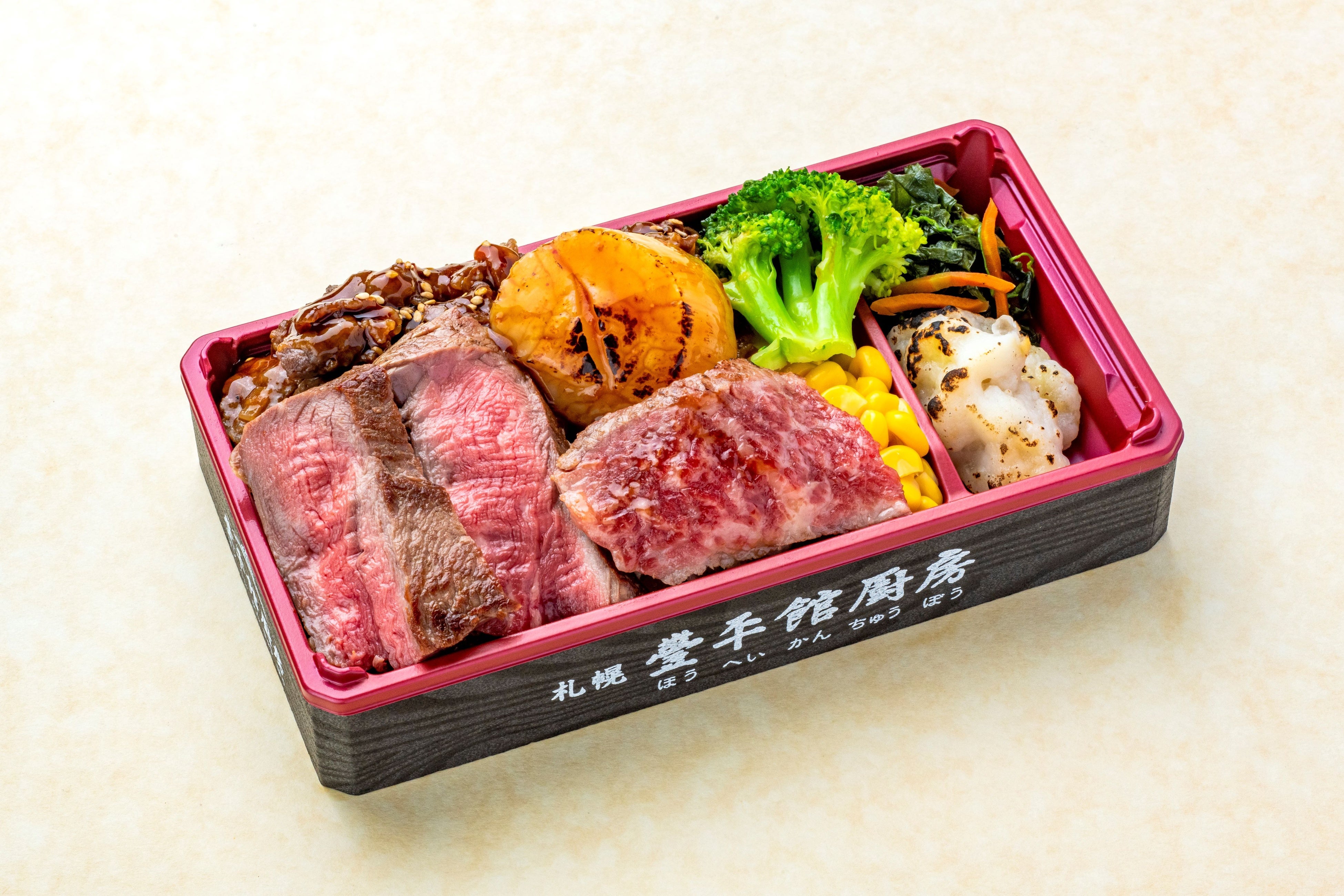 札幌「札幌豊平館厨房」 令和5年度 北海道枝肉共励会 最優秀賞受賞牛サーロイン・北海道昆布熟成ヒレステーキと天然帆立弁当（1折）3,888円[各【限定10】