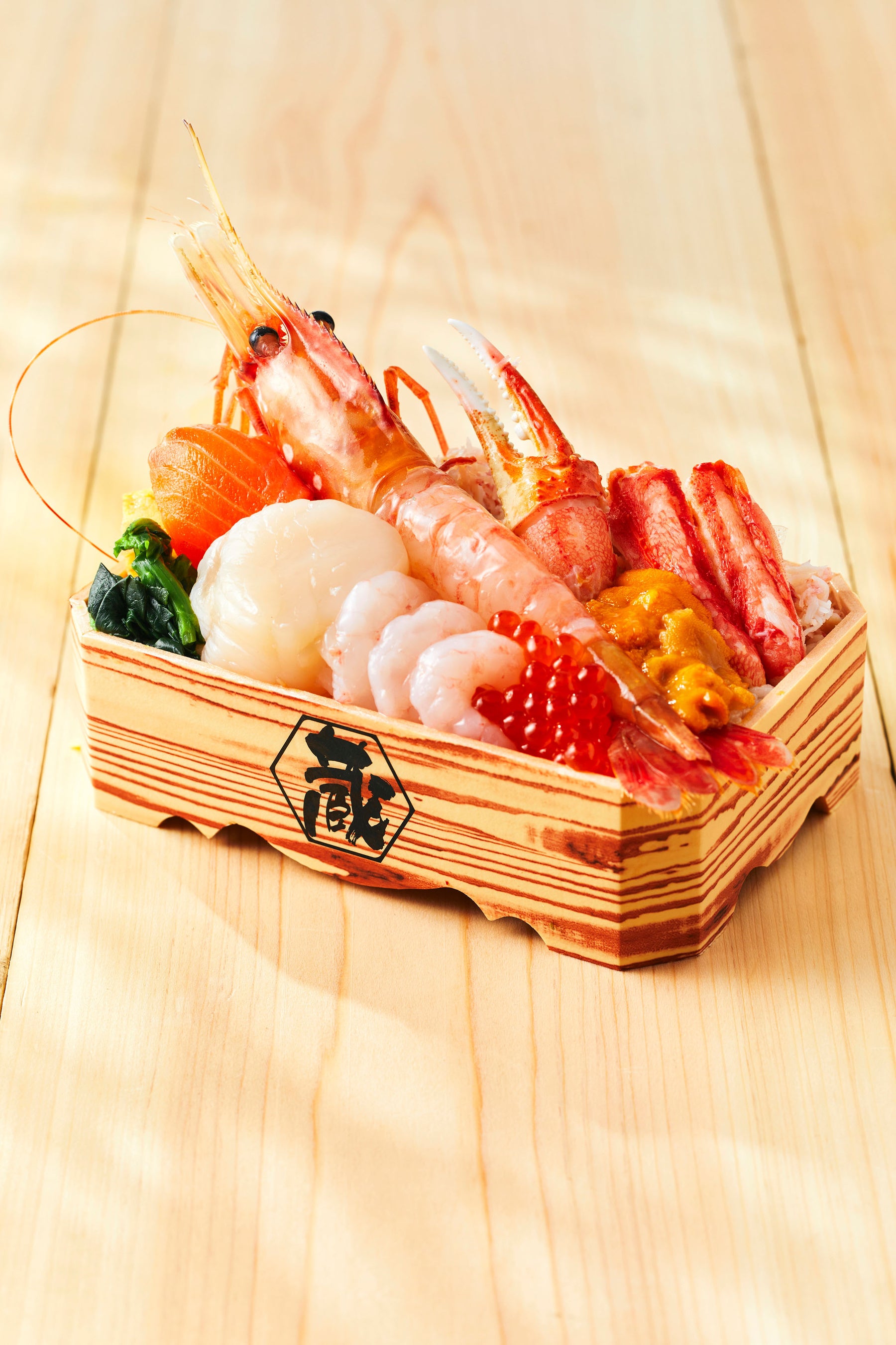 札幌「蔵」 大ボタンエビ大粒ホタテの豪快弁当 （ボタンエビ・ホタテ貝柱・甘エビ・本ズワイガニ爪・本ズワイガニ爪下棒肉・イクラ・ウニ・トラウトサーモン・1人前） 2,801円【各日限定150】