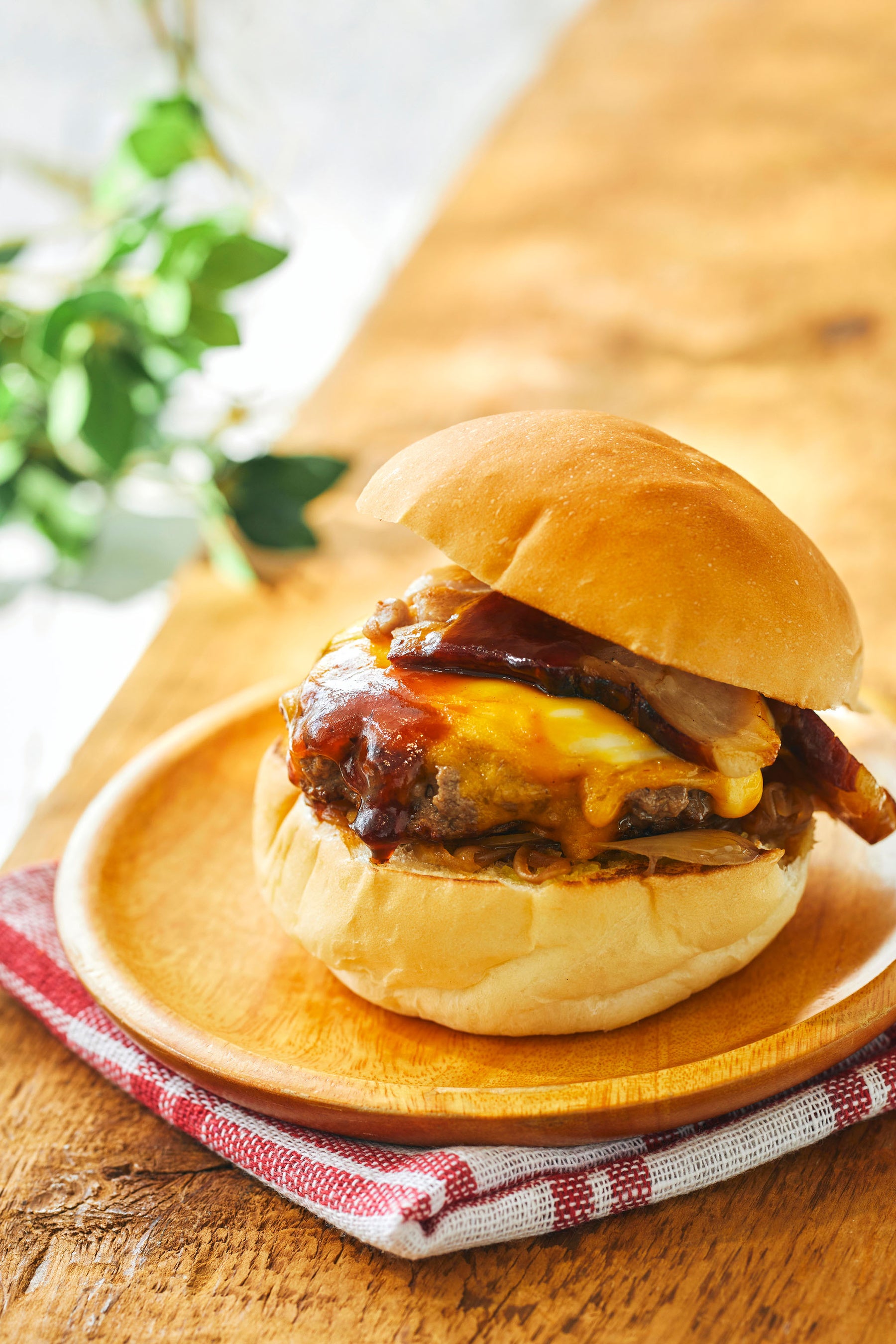 富良野「ぷちぷちバーガー」 ふらの和牛100%と自家製ベーコンの チーズハンバーガー（1個）1,700円