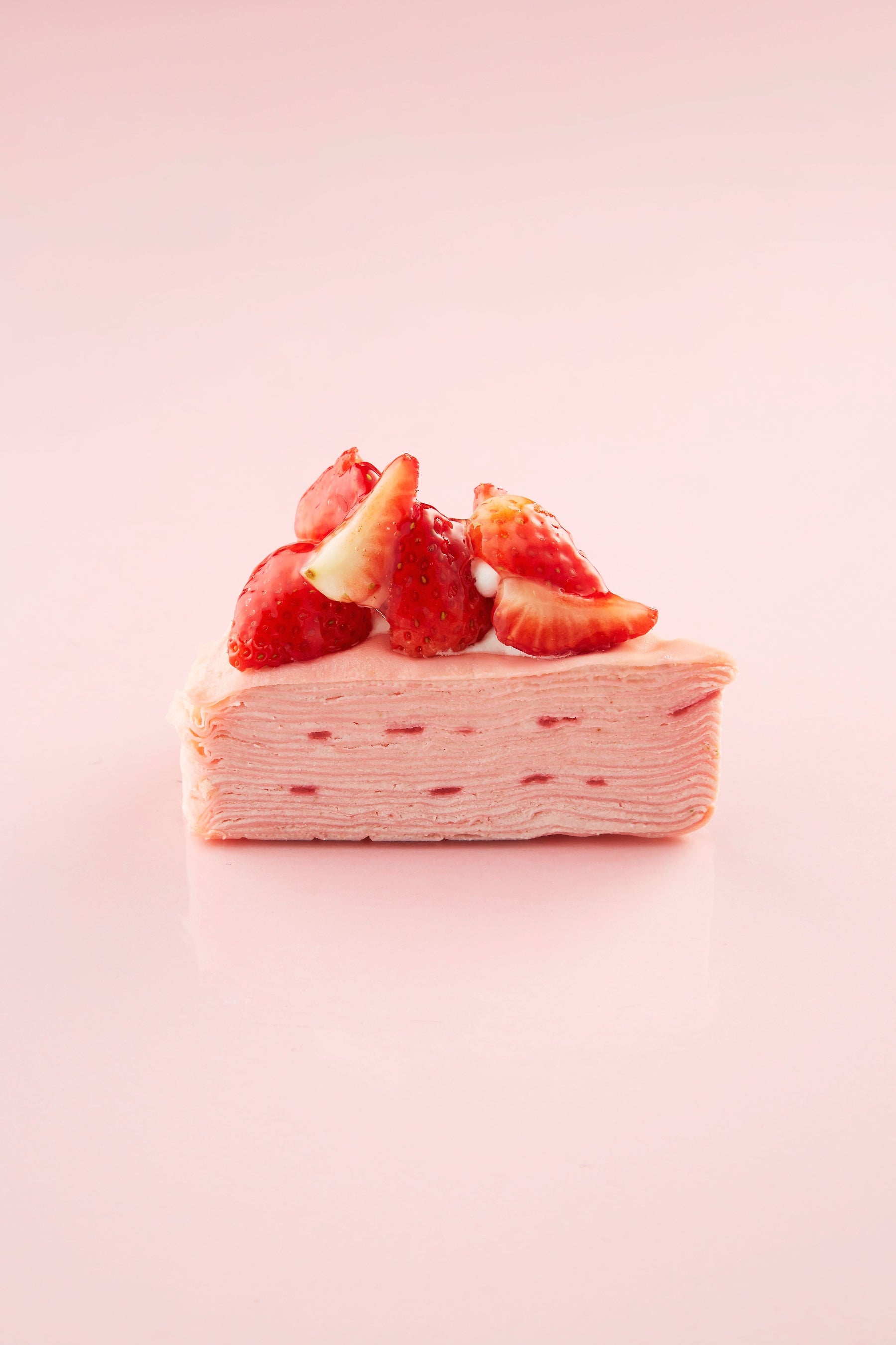 「カサネオ 」真っ赤な完熟いちごのミルクレープ ¥972