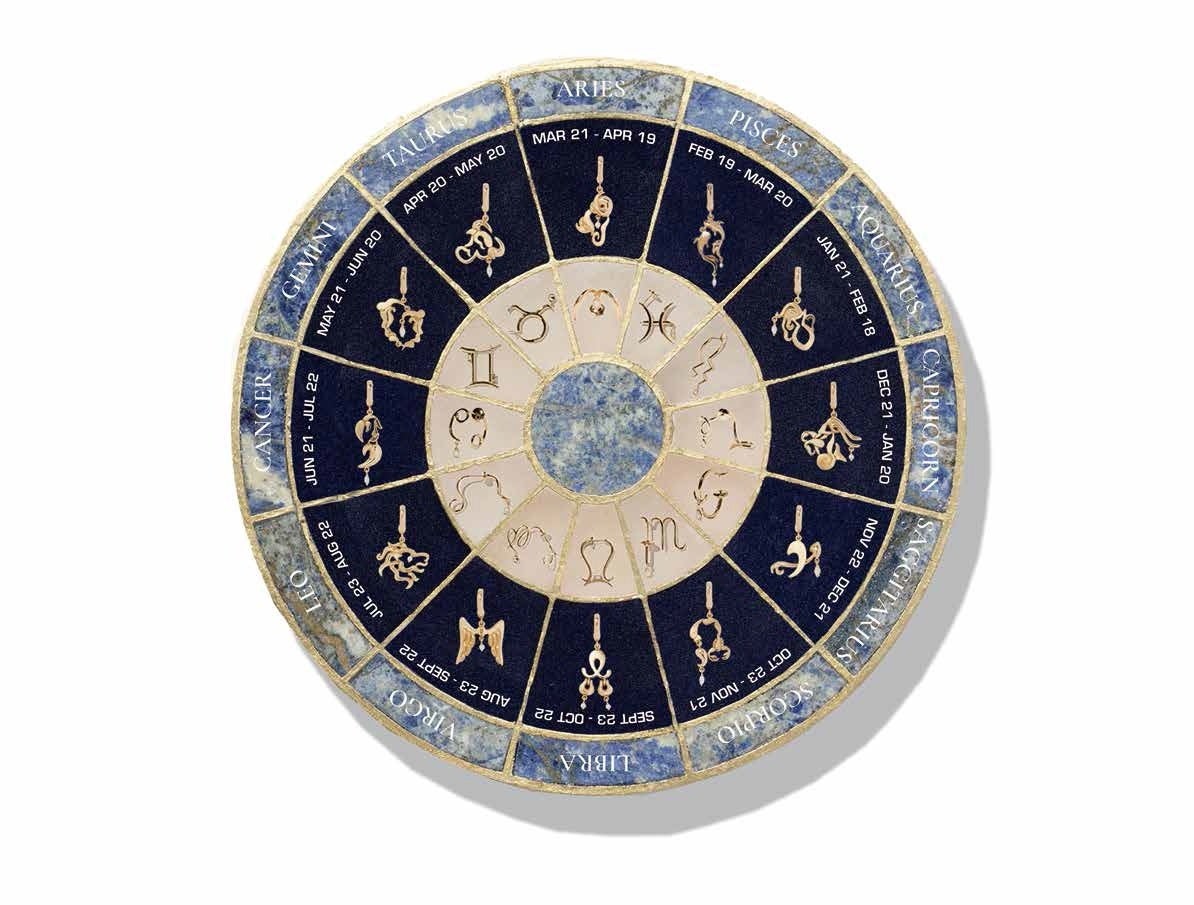 “星座”のピアスとチャーム。自分の星座 を身に着けると、幸運を引き寄せるとされ ている。 「ミラモア」ピアス 121,000円から、 チャーム 107,800円から 