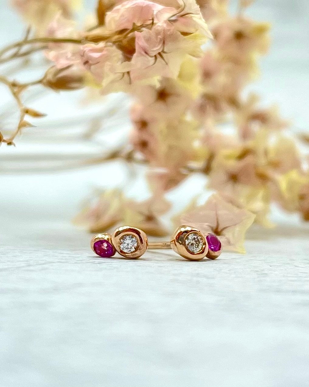 7月の誕生石であるルビーは、 「魔除け」や「幸運」をもたらす石といわ れている。 「クリストファー ニューヨーク (キンバリン・ブラウン)」 ピアス 143,000円