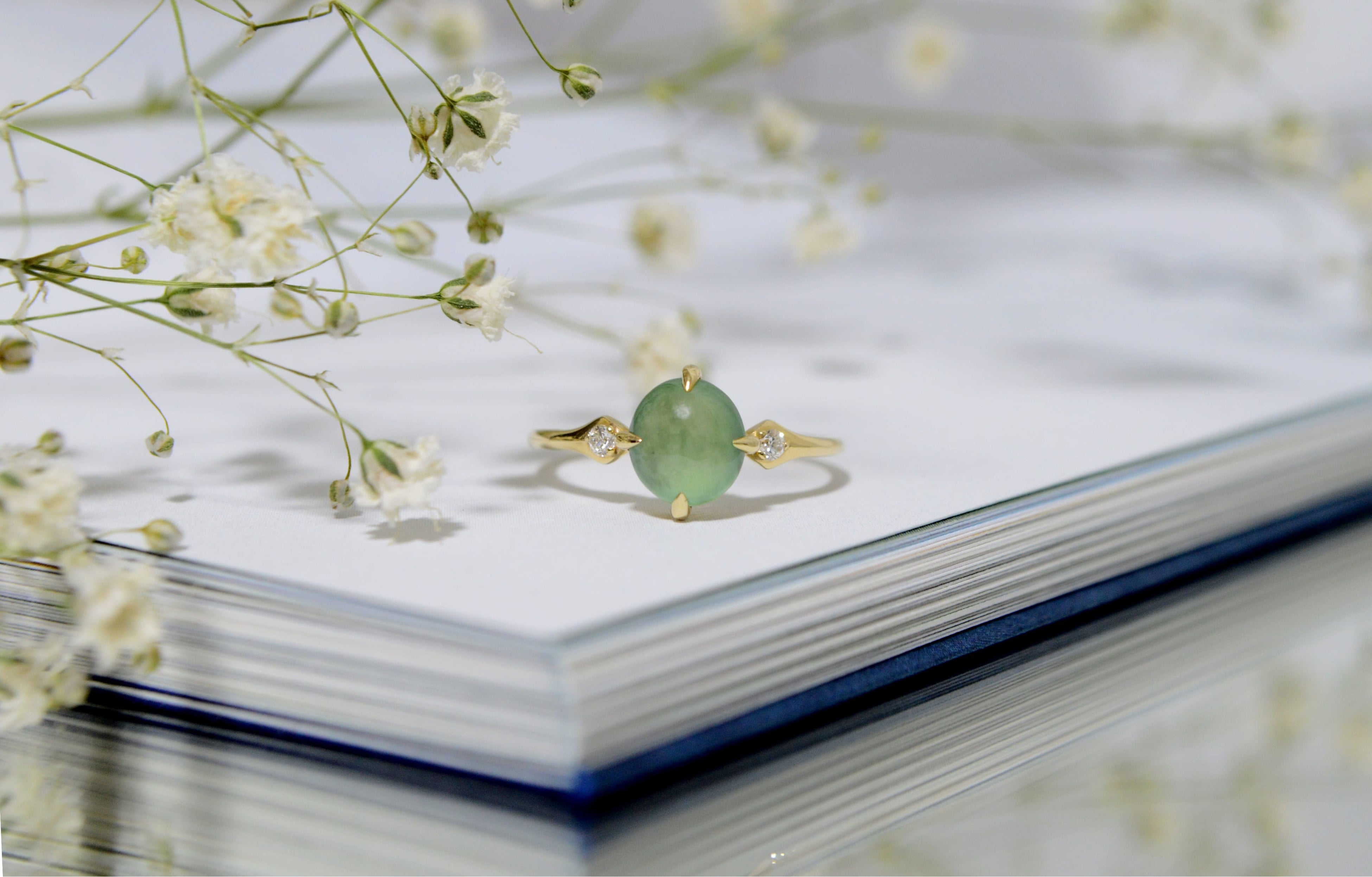 5月の誕生石である翡翠は、持ち主を災 難や危険などから守り、身の安全を確立 してくれると伝えられている。 「ネイチャージュエリー (MOEMI SUGIMURA)」 リング 85,800円