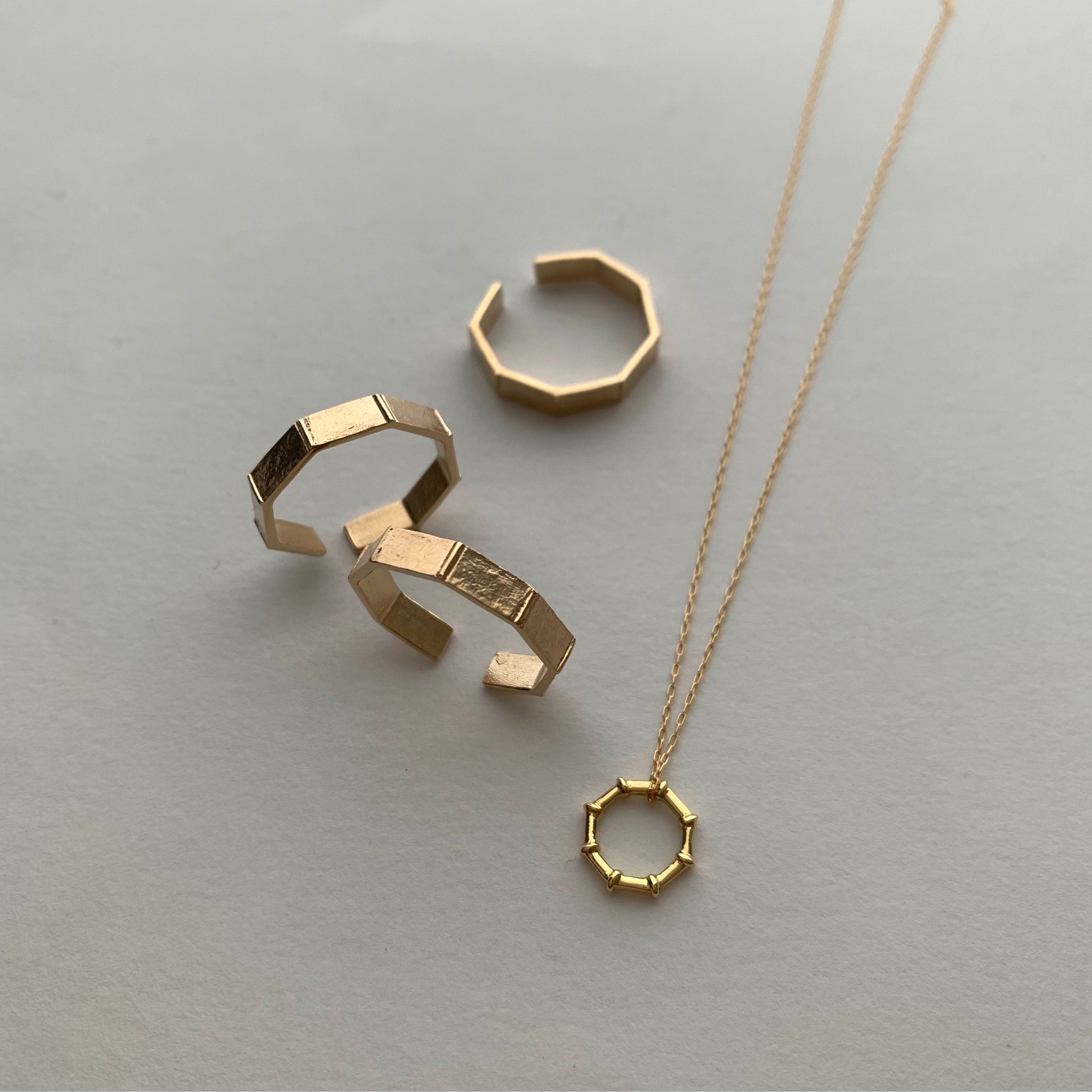 “八角形”は全方位から運気を呼び込むと されている。 「カオル」 ネックレス 36,300円、 リング 各 31,900円