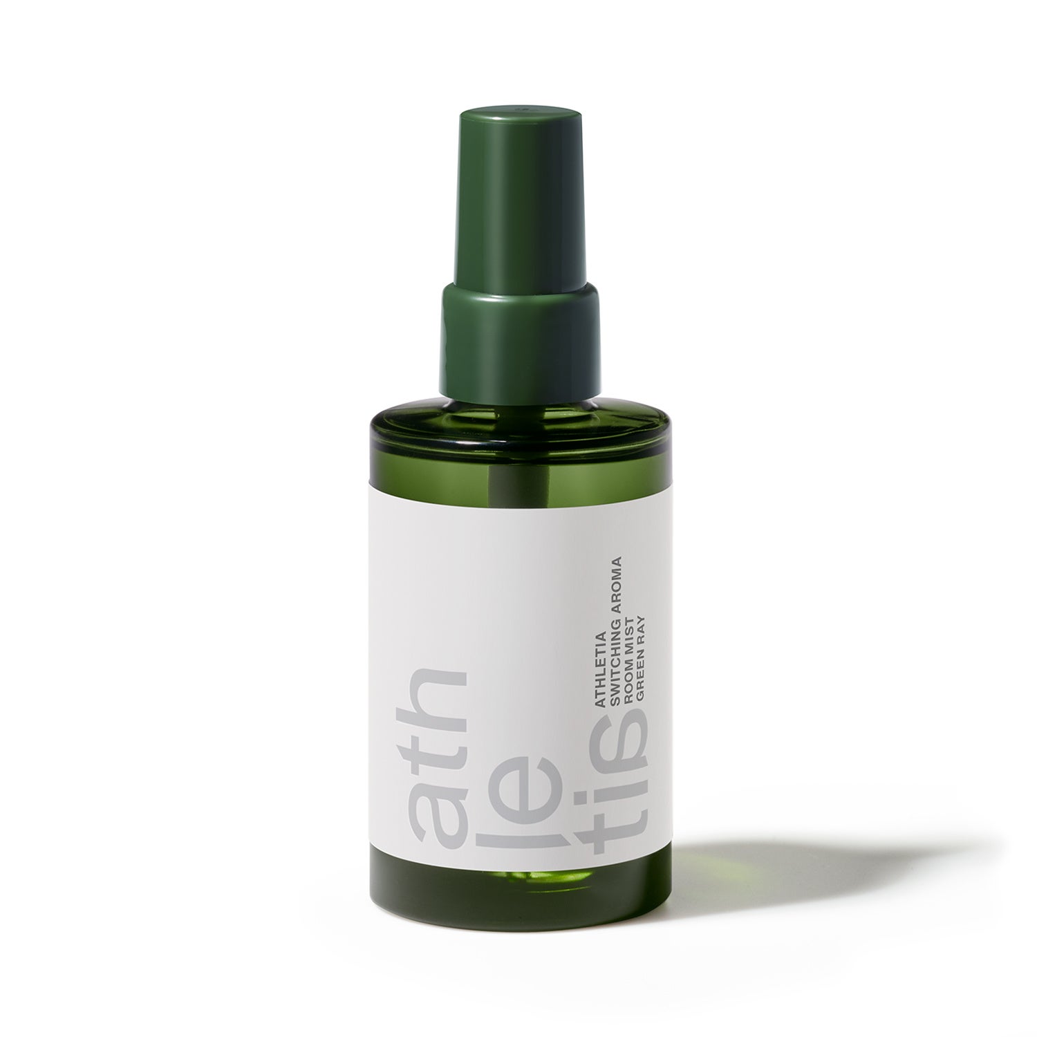 クリーンで爽やかなユーカリプタスなどを使用し、旅先の情景をイメージした香りで空間を満たすルームミスト。スイッチイング アロマルームミスト グリーンレイ(100ml)　2,750円
