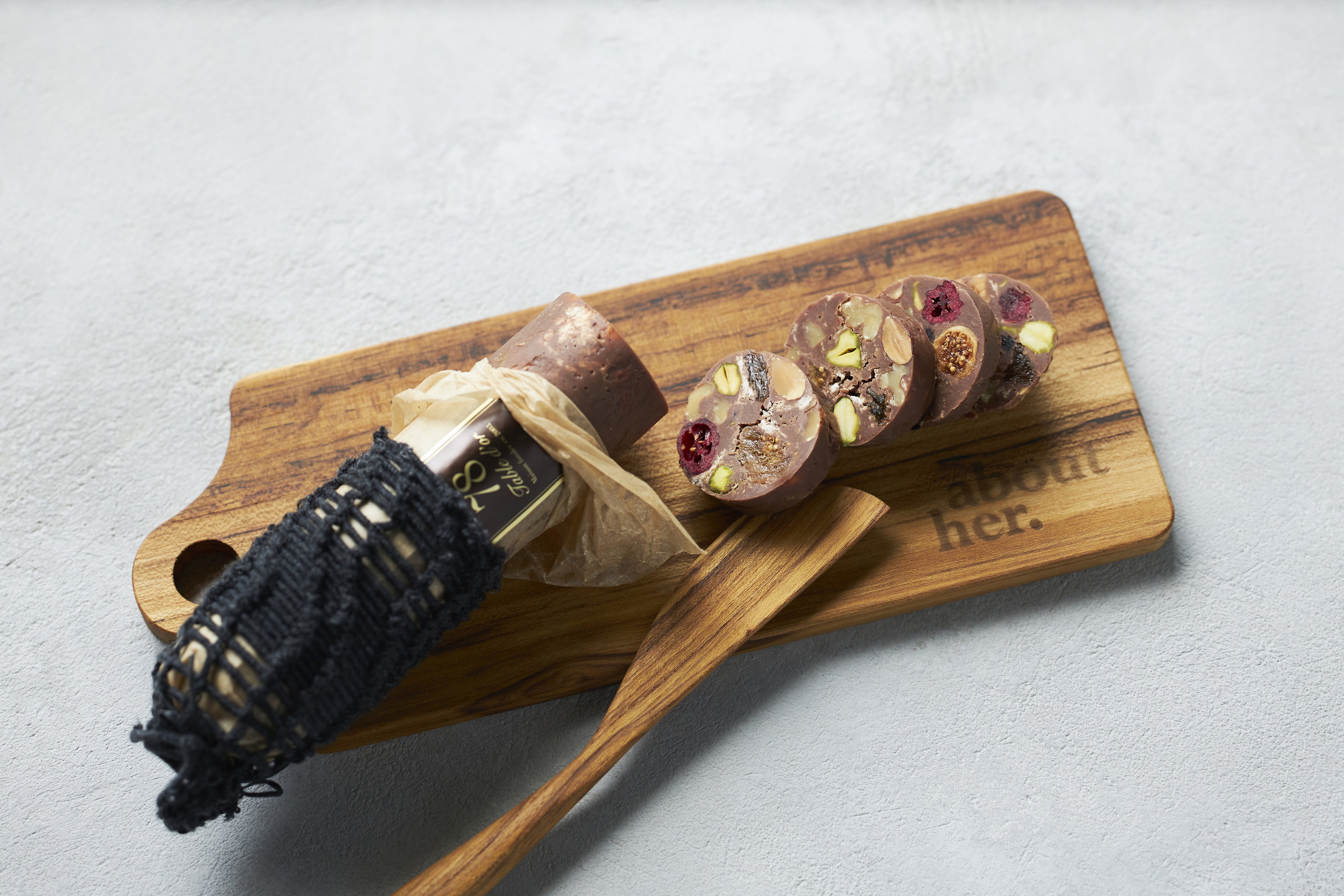 「78Fuzuki Yaoka✕about her.(フヅキ　ヤオカ✕アバウトハー）」 ソシソンショコラ＆カッテイングボード（ソシソンショコラ：1本 日本製、カッティングボード：タイ製、約95✕240✕9mm）4,180円