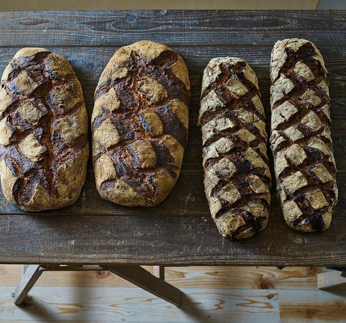 「月とピエロ」 左から　パン・コンプレ（12カット）1,512円【各日限定30】　パン・オ・フリュイ（14カット）1,512円【各日限定120】