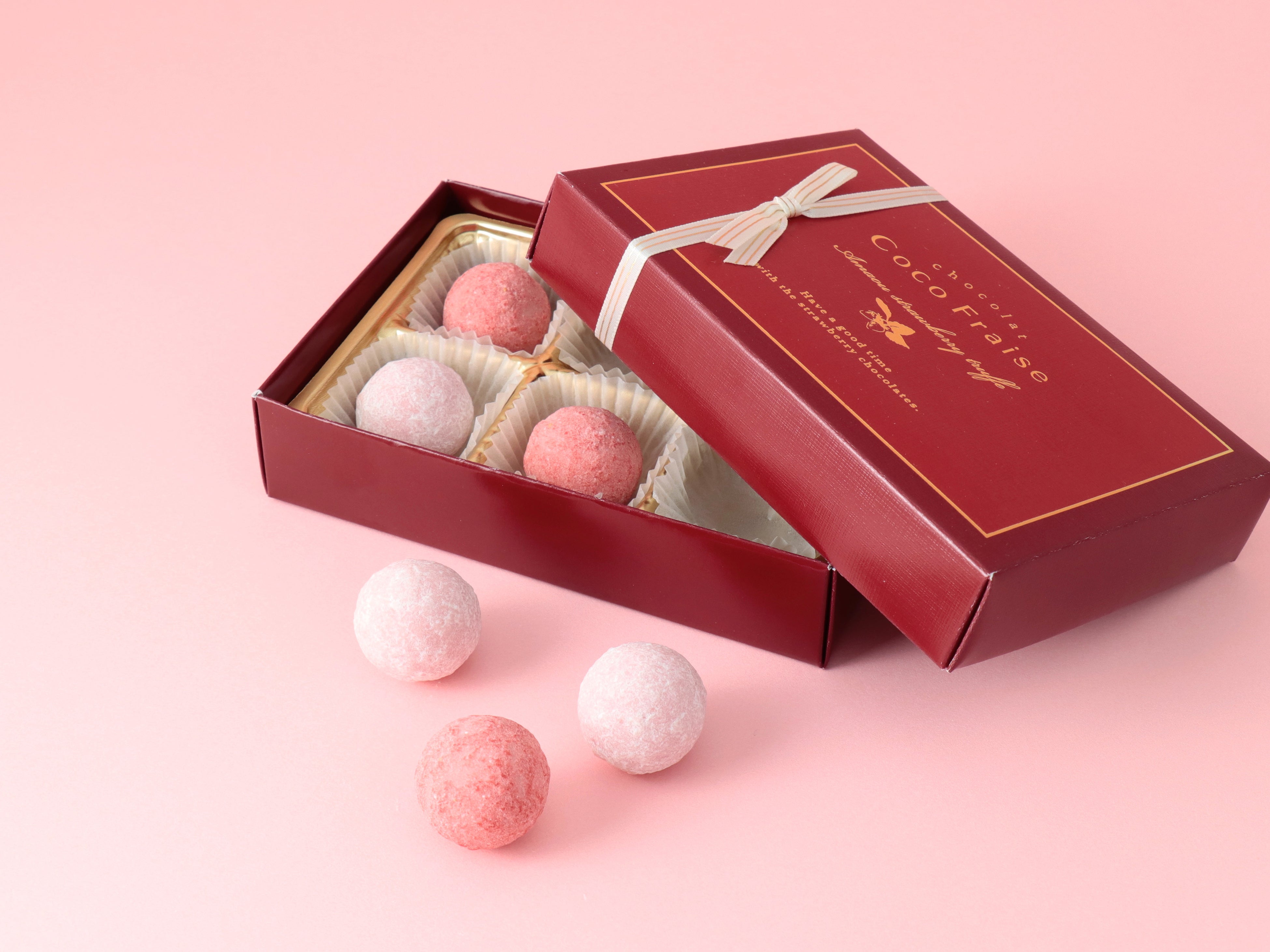 甘酸っぱいあまおう苺とホワイトチョコレートのマリアージュ。「ココフレーズ」あまおう苺のトリュフ 972円