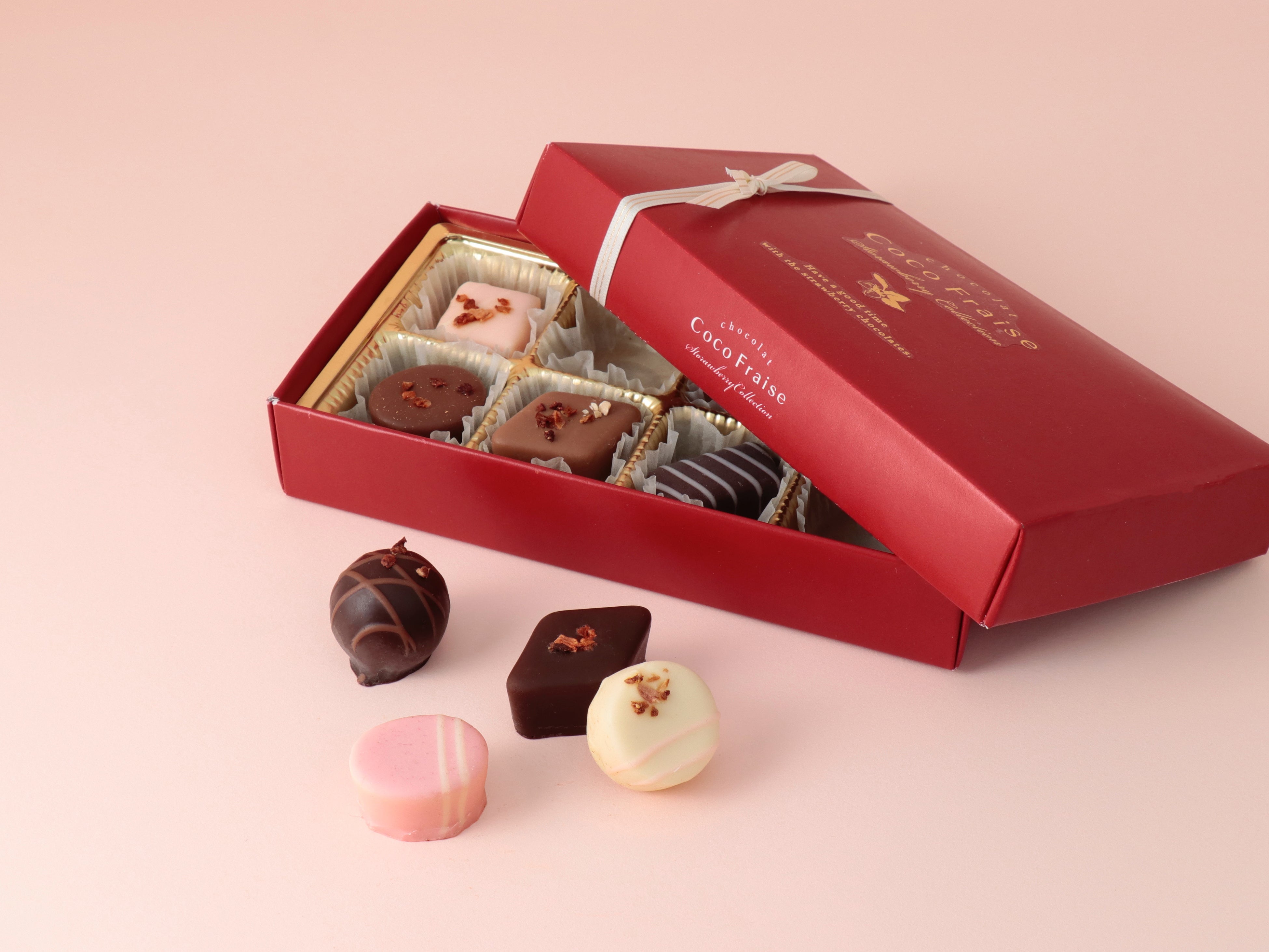 ガナッシュをサンドしたマカロンをショコラでコーティング 。「コココレーズ」のショコラマカロン 972円