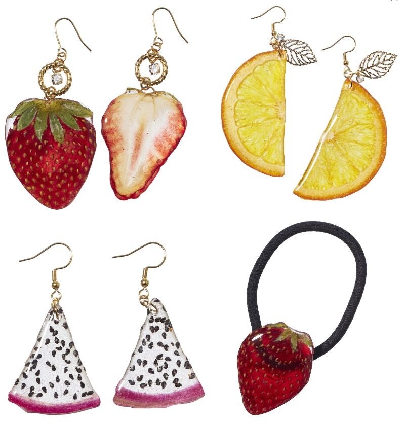 ピアス 2,860円から、ヘアゴム 2,420円