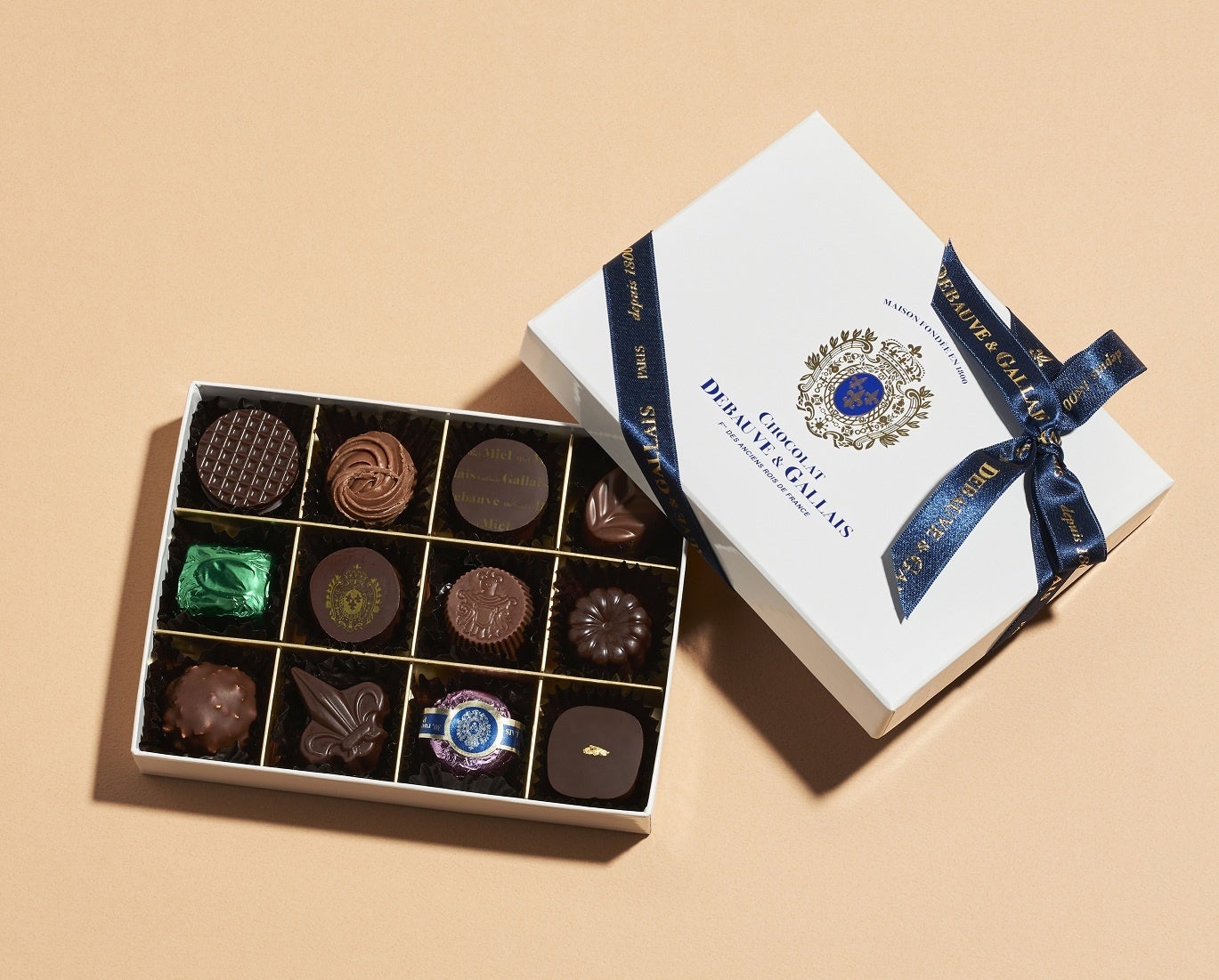 トラディショナルな紋章が箔押しされたパッケージに12種類のボンボンショコラ入り。「ドゥボーヴ・エ・ガレ」ボンボンショコラ （12個入り、フランス製）7,776円