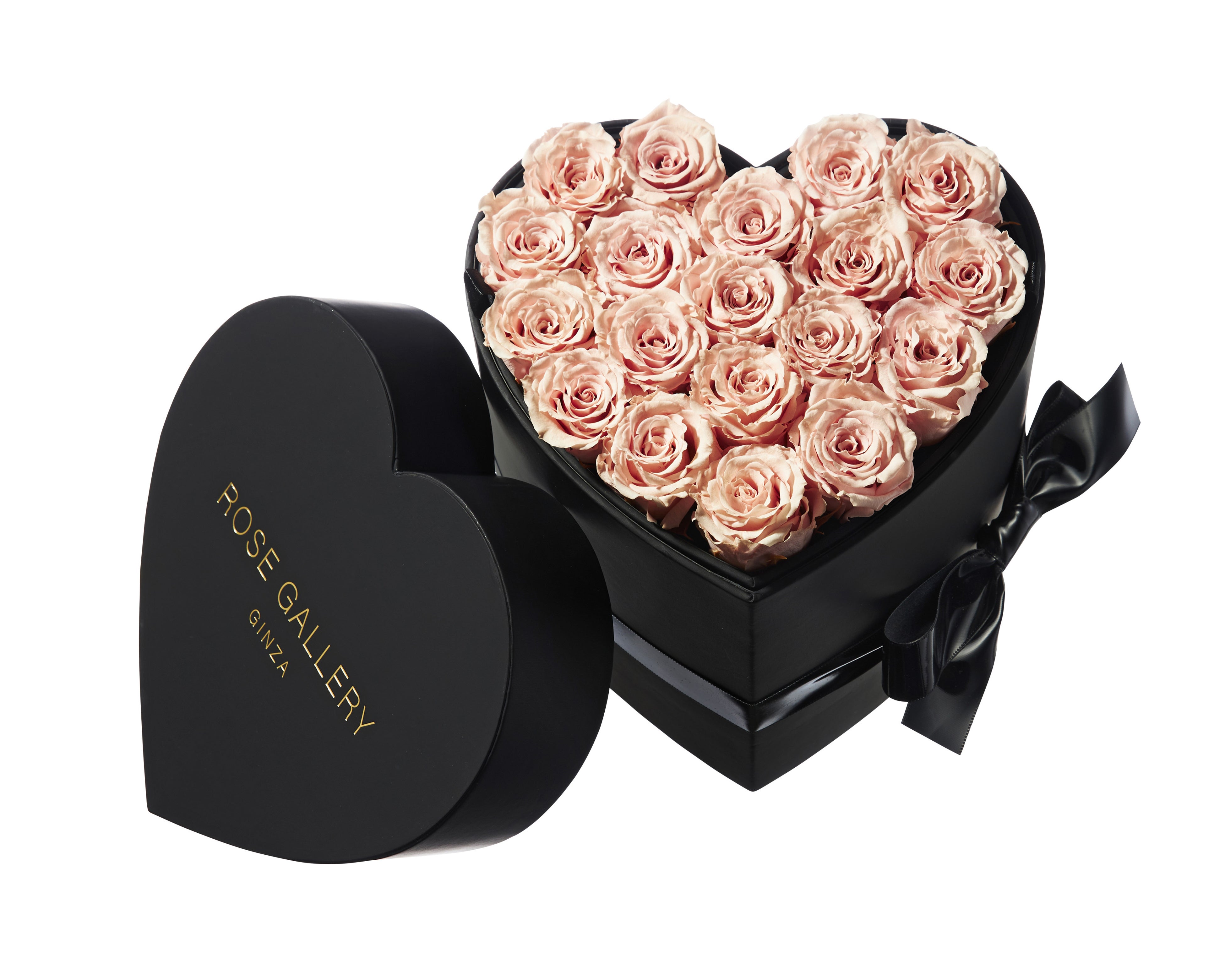 見る人を笑顔にするローズアレンジ。 ローズの下にはアイテムを入れられる空間が。「ローズギャラリー」カムアップローゼス・ハート（M）49,500円