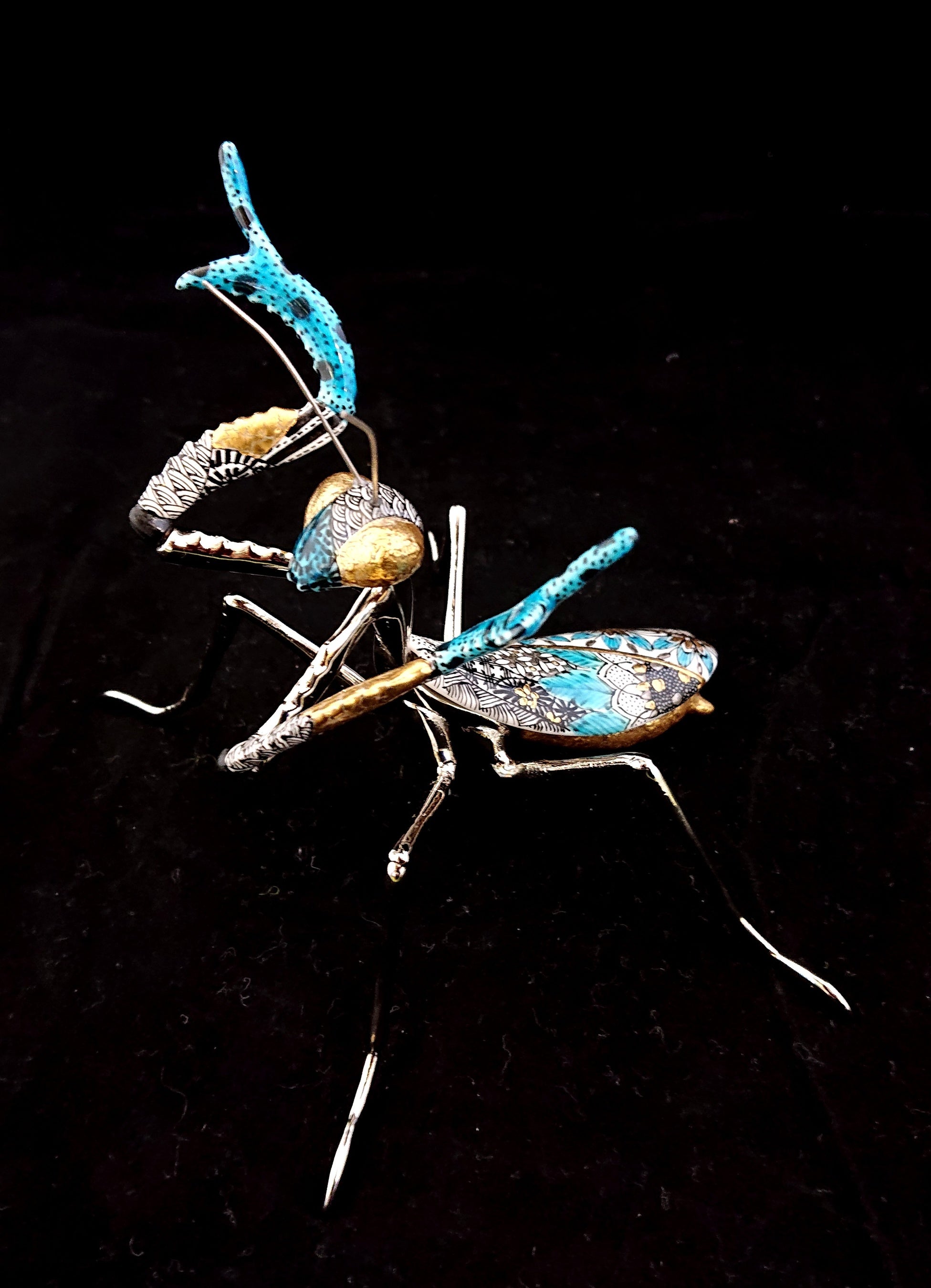 「カマキリ」 （線描色絵金彩、幅16×奥行17×高さ18cm）　 価格：253,000円（税込）