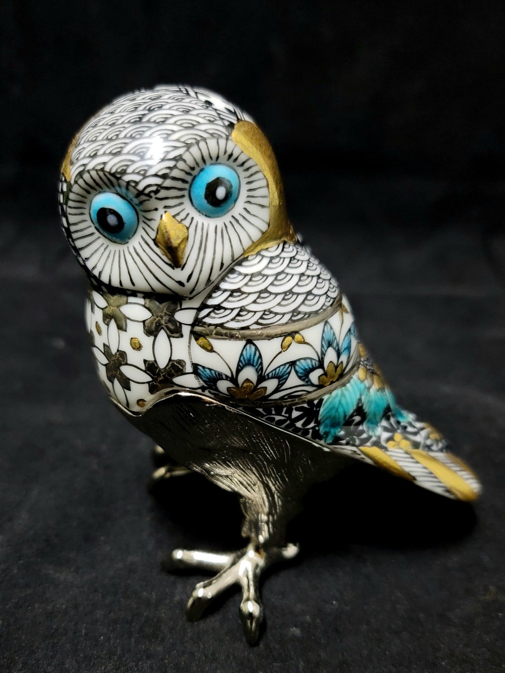 「フクロウ」 (線描色絵金彩、幅11×奥行7×高さ12cm) 価格:187,000円(税込)