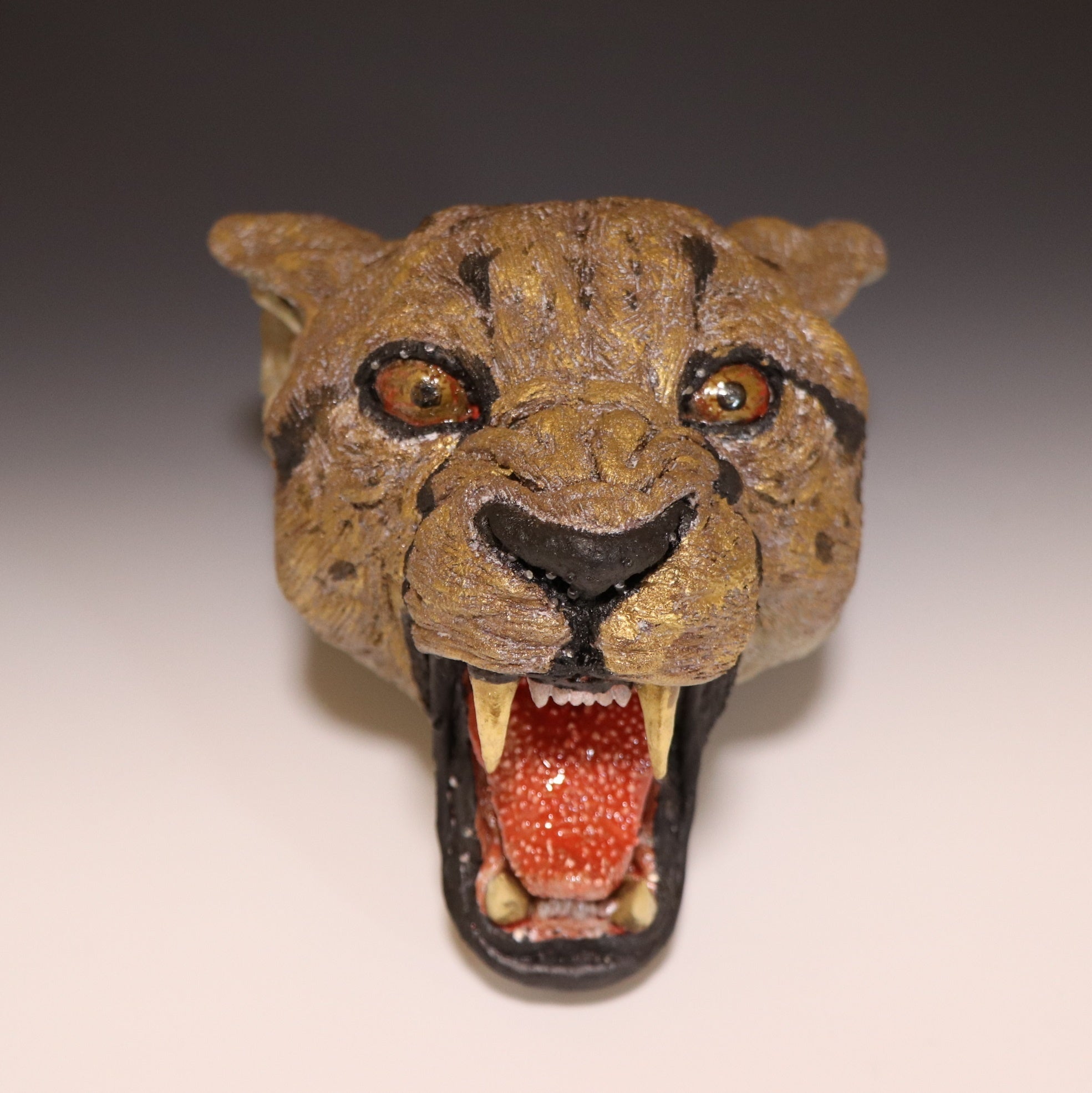 「チーター」 （陶土、幅19×奥行30×高さ17cm） 価格：440,000円（税込）