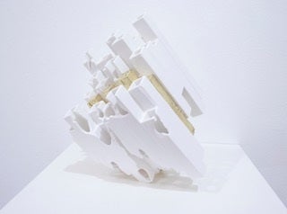 竹内紘三 「Modern Remains Hope」（ 磁土・木・金箔 、18 × 16 × 21 cm）価格 ：231,000円(税込)