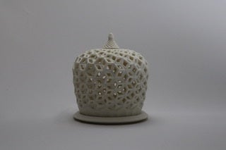 南繁樹「立方透伏せ香炉」（磁土、14.5 × 14.5 × 15.5 cm）価格 ：308,000円(税込)