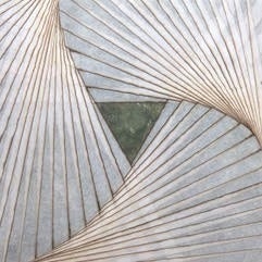 「HAZAMA-Triangle」（ 辞書と焼いた和紙のコラージュ・顔料 、 75 x 75 x 3 cm） 価格 ：385,000円(税込)