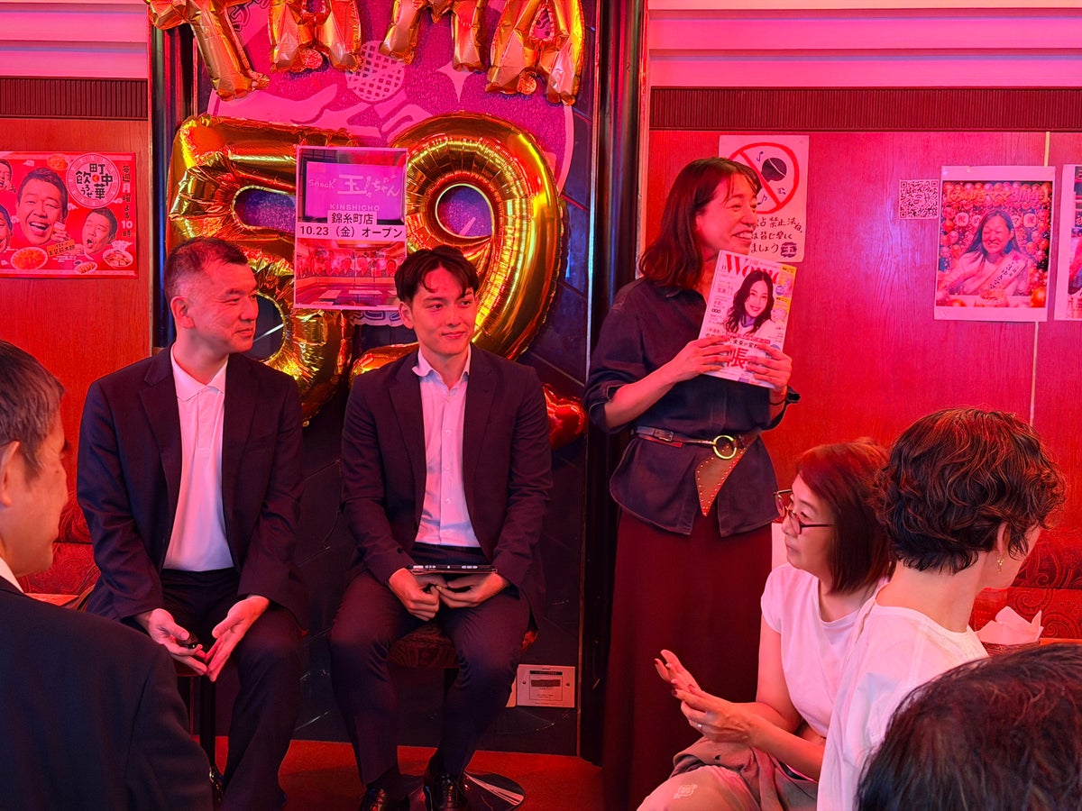 赤坂のスナックに女性リーダーが集結!『女性エグゼクティブが吠える夜』で「新規顧客獲得」を本音トーク