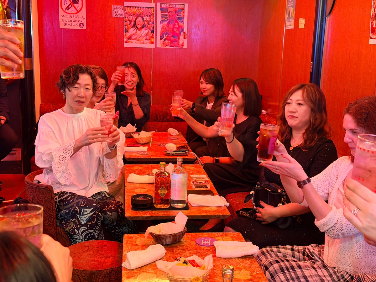 赤坂のスナックに女性リーダーが集結!『女性エグゼクティブが吠える夜』で「新規顧客獲得」を本音トーク
