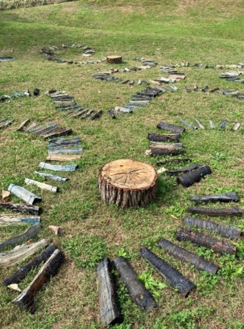 薪の花ランドアート 緑地の中のベンチ展