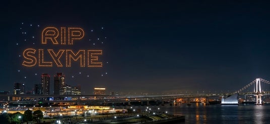 【日本初※】東京湾岸の夜空に「THANK YOU」RIP SLYMEへの想いを届けるドローンショーを実施 【日本初※】東京湾岸の夜空に「THANK YOU」RIP SLYMEへの想いを届けるドローンショーを実施