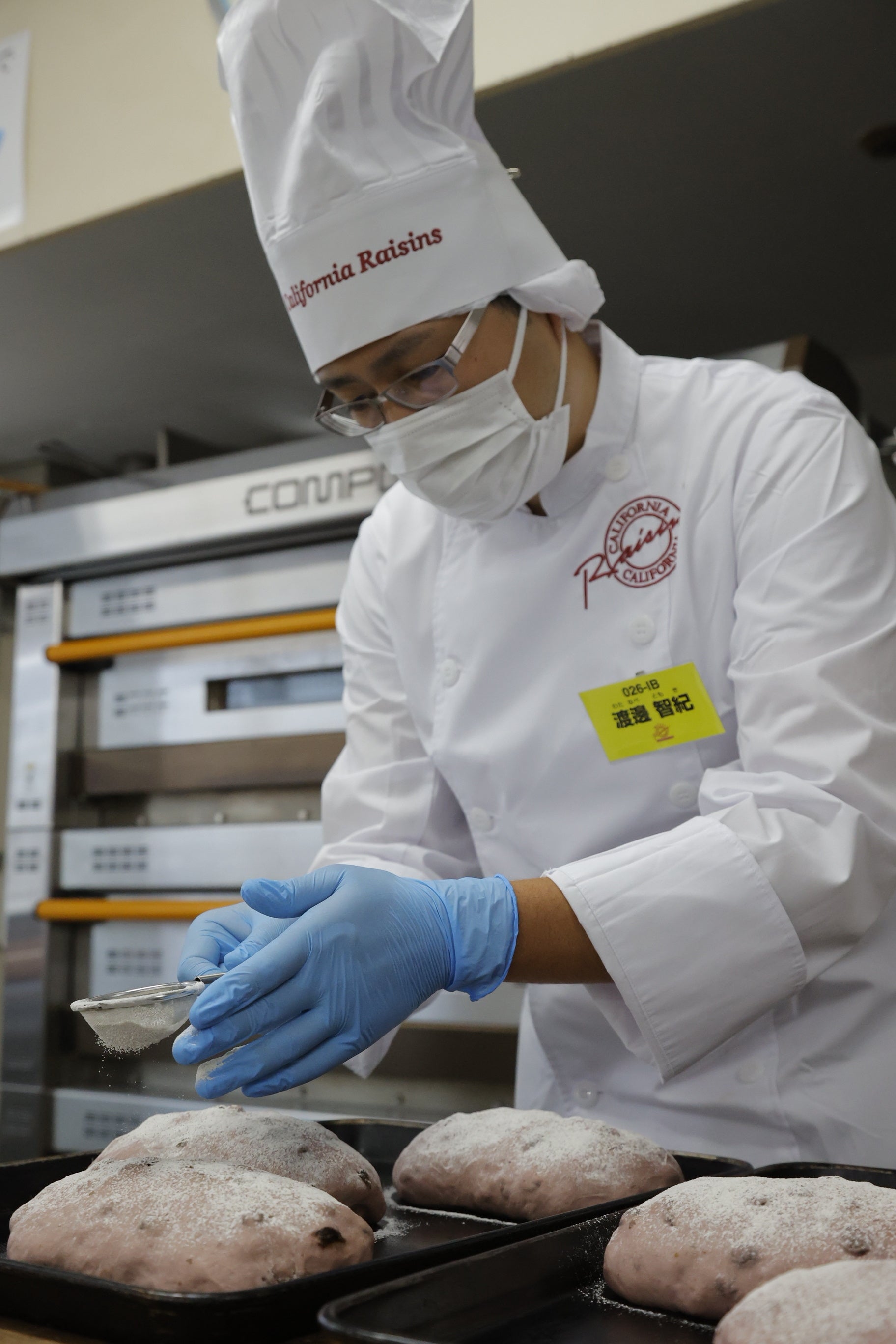 カリフォルニア･レーズン大賞を受賞した 渡邊　智紀氏の製作の様子