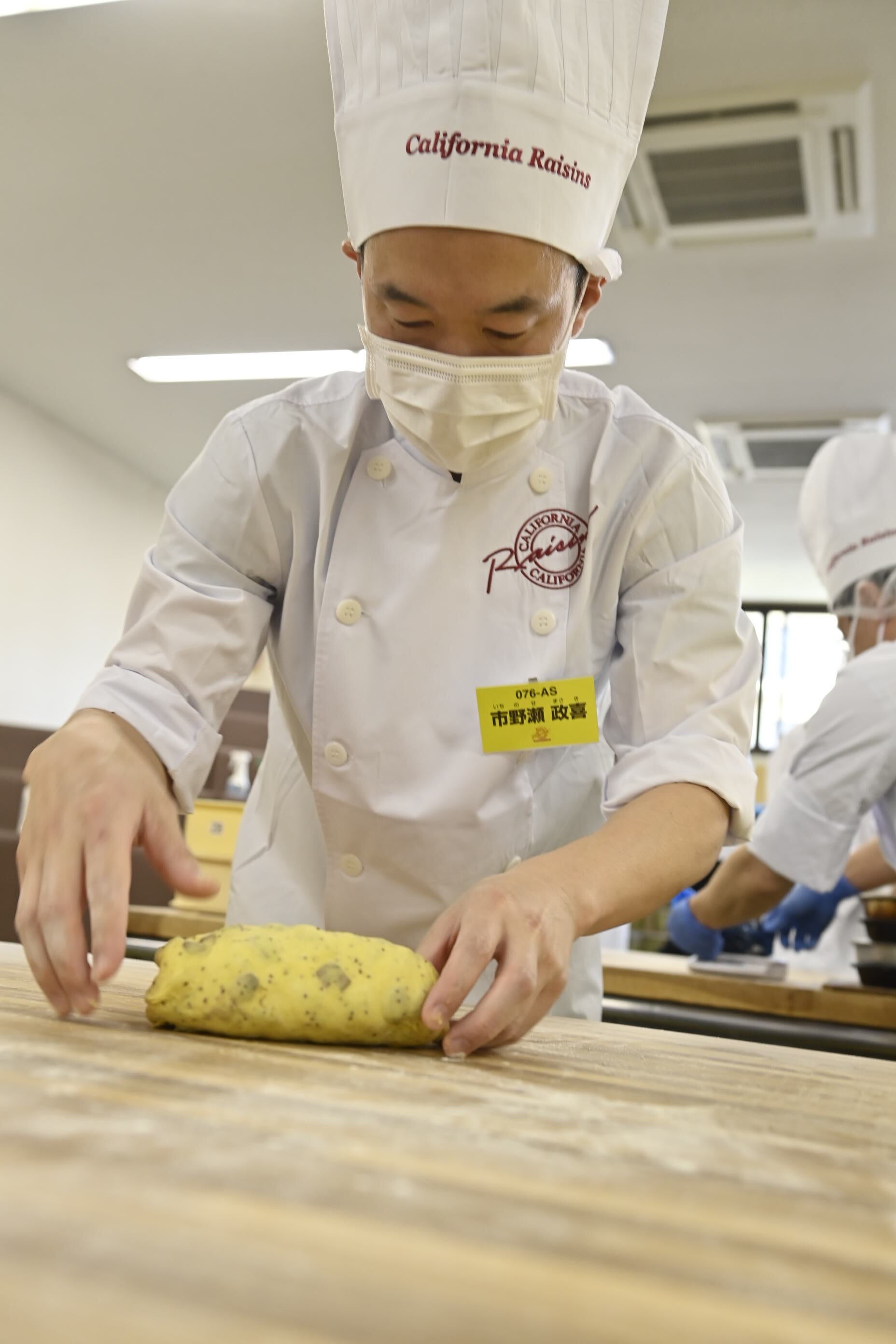 カリフォルニア･レーズン大賞を受賞した 市野瀬　政喜氏の製作の様子