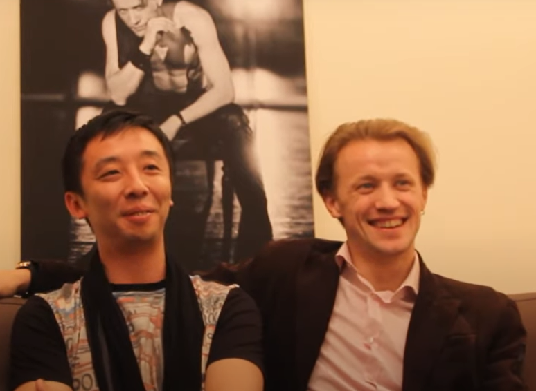 2012年 寺田宜弘とインタビューを受けるデニス・マトヴィエンコ