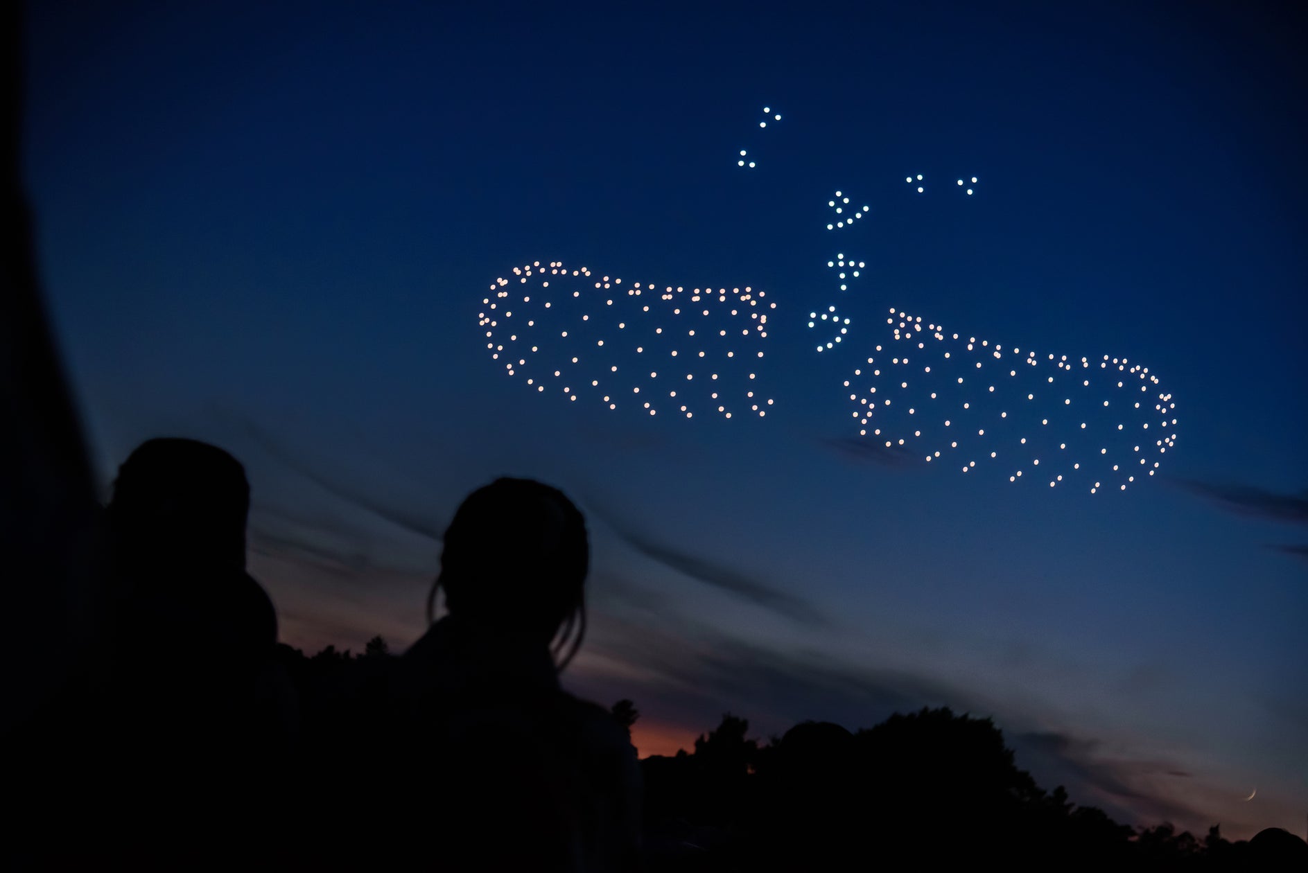 【イベントレポート】実物約35億本分!? 巨大な「シャウエッセン®花火」が夜空に出現、500基のドローンが描く”夜味シリーズ第二弾”がSNSで話題に!! | 日本ハム株式会社ちゃうエッセンプロジェクト事務局のプレスリリース