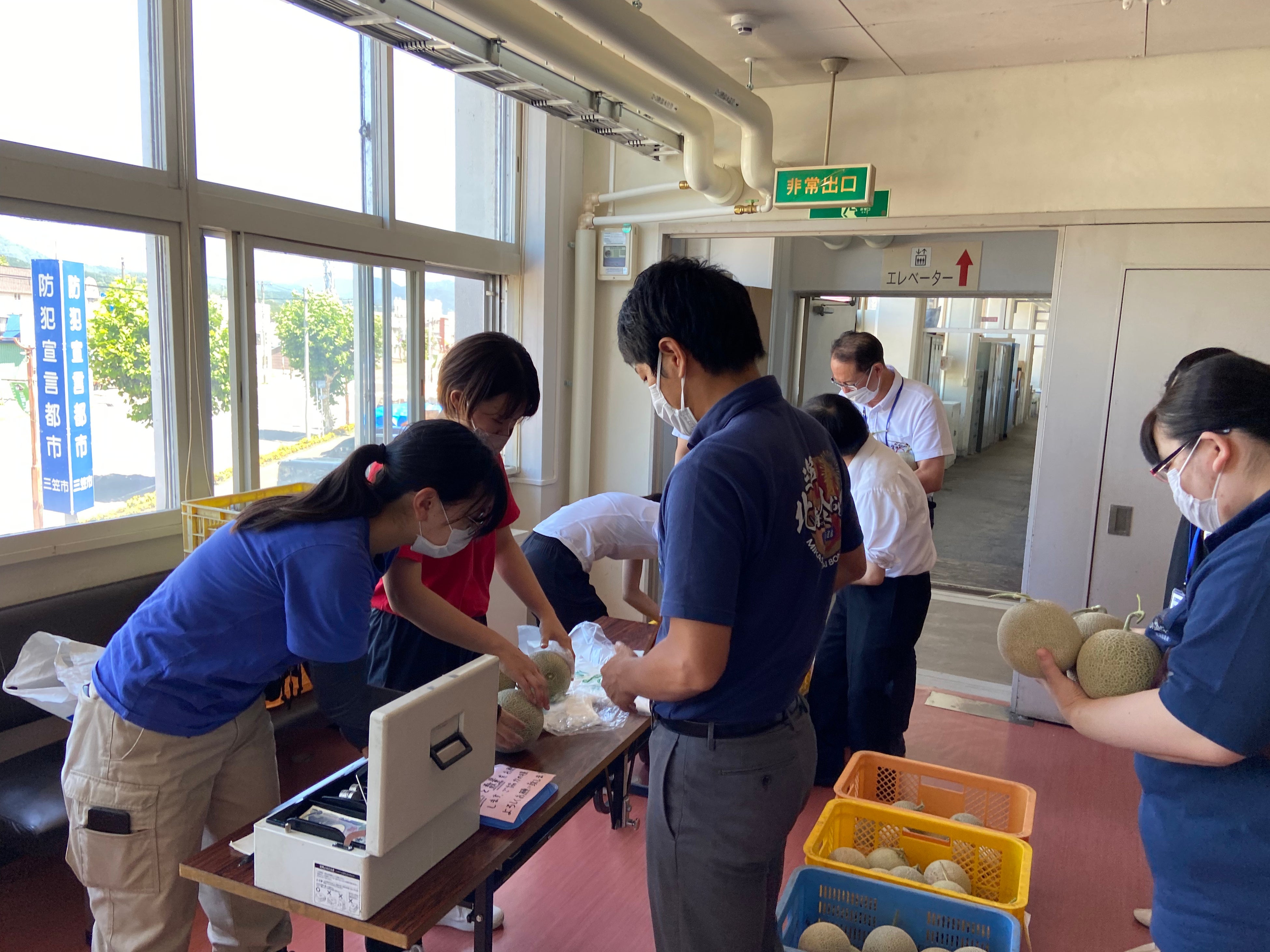 三笠市役所でのメロンの販売の様子
